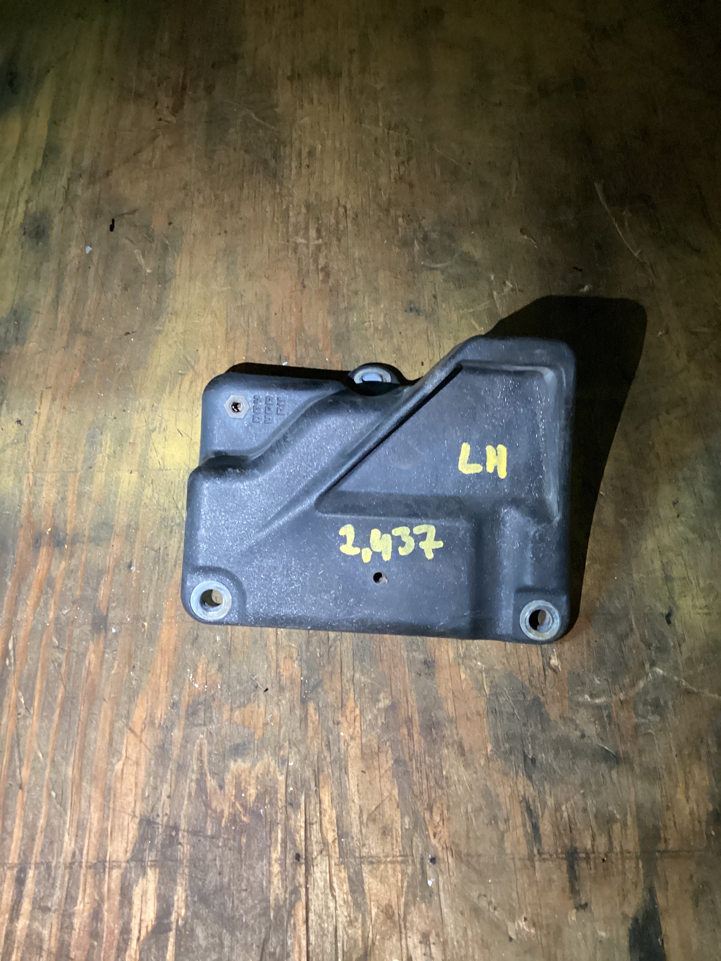 USED | SLEEPER CAB FAIRING DRY UPPER SUPPORT BRACKET LHS FREIGHTLINER CASCADIA | SKU1,437