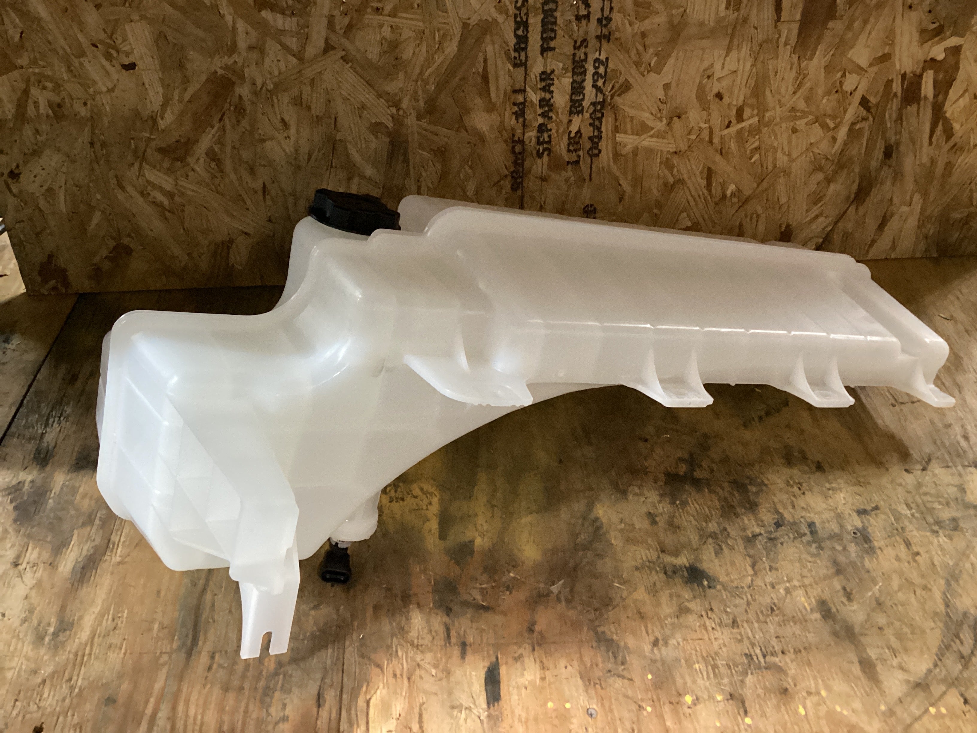 NEW | COOLANT RESERVOIR VOLVO VNL | SKU1,393