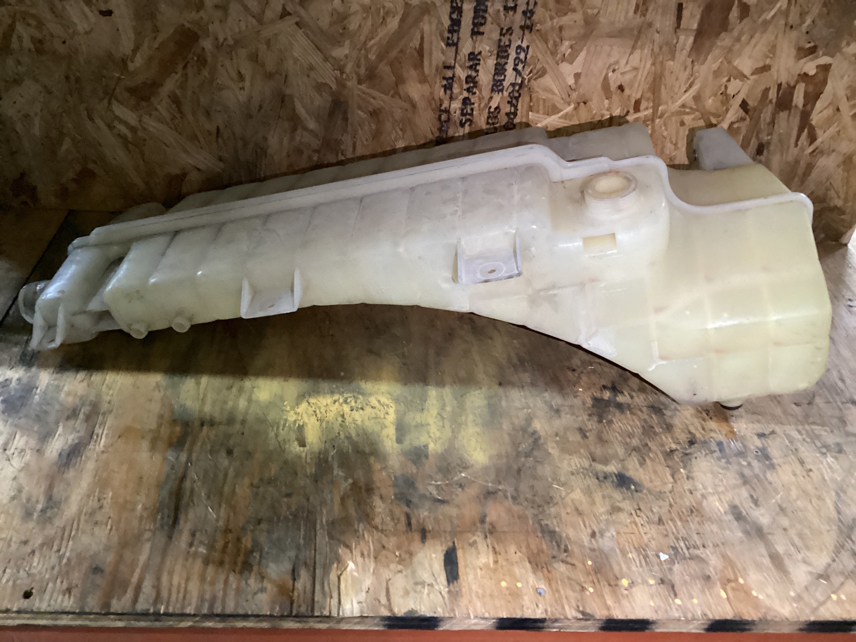 USED | COOLANT RESERVOIR VOLVO VNL | SKU1,402