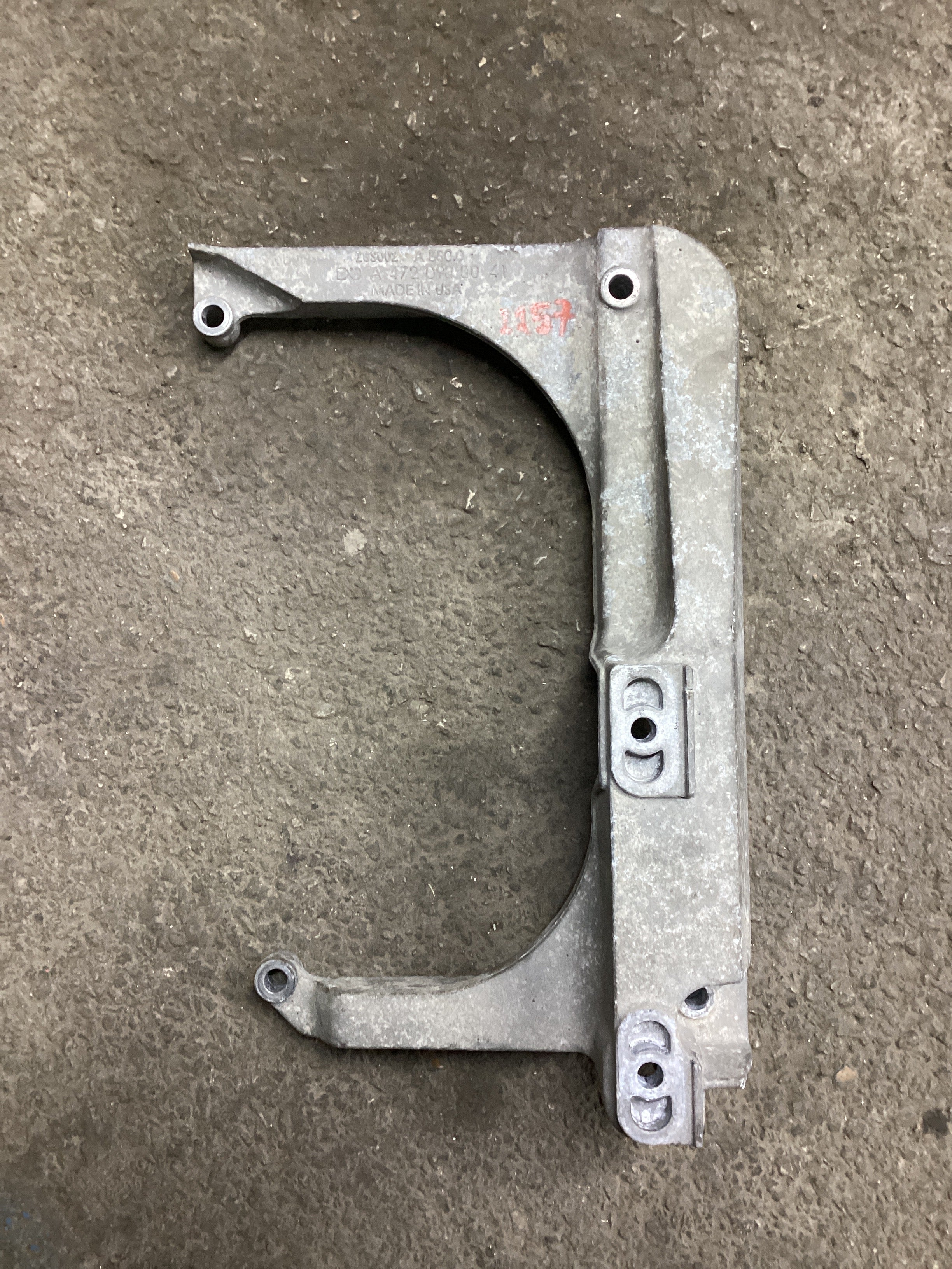 USED | AIR FILTER FRONT SUPPORT MOUNTING BRACKET CASCADIA | SKU1,257