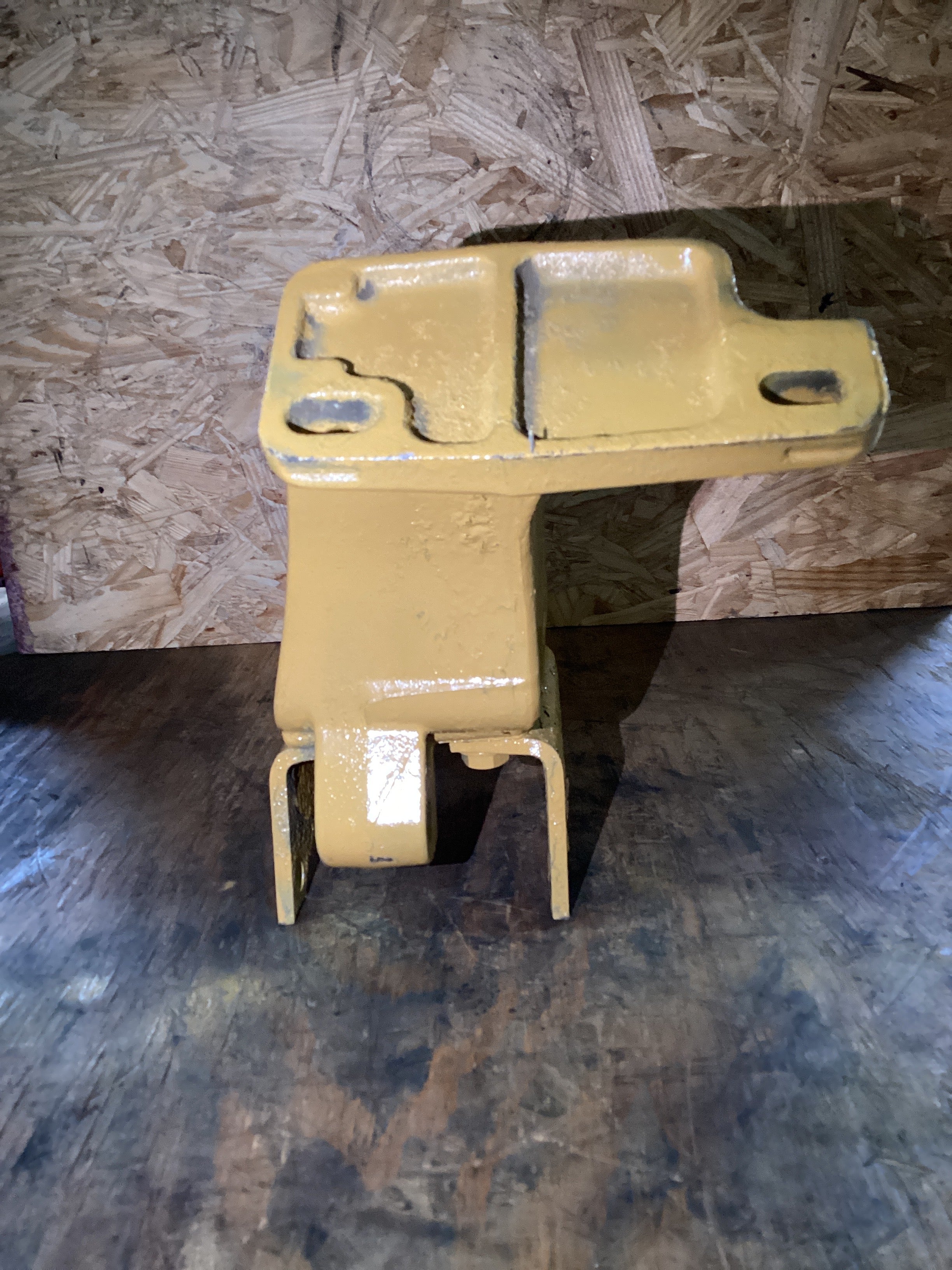 USED | ENGINE A/C COMPRESSOR MOUNTING BRACKET CAT C15 | SKU1,385