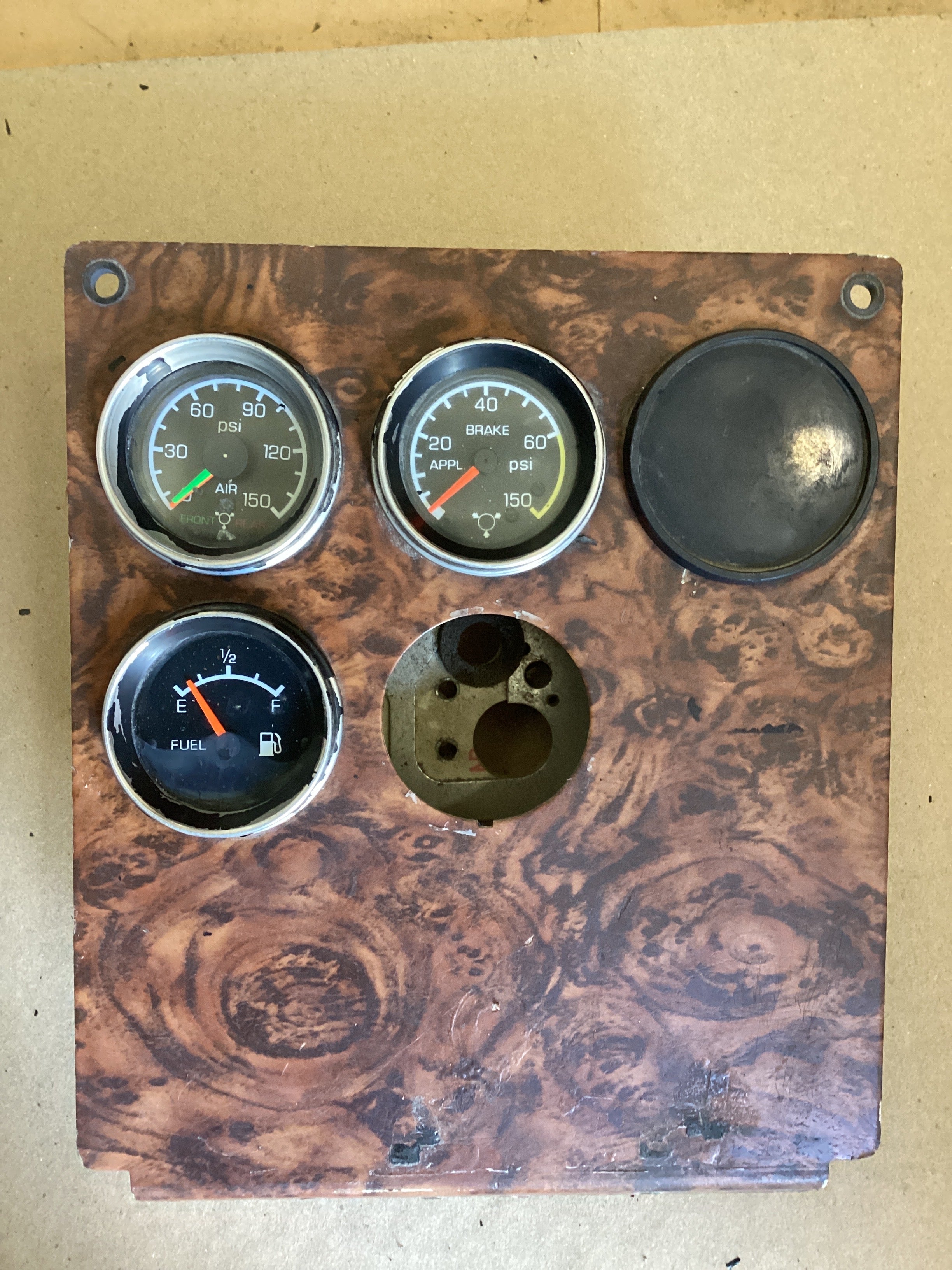 USED | DASHBOARD PANEL AIR PRESSURE PSI FRONT REAR / APPL BRAKE PSI / FUEL LEVEL GAUGE ASSEMBLY KENWORTH | SKU1,587
