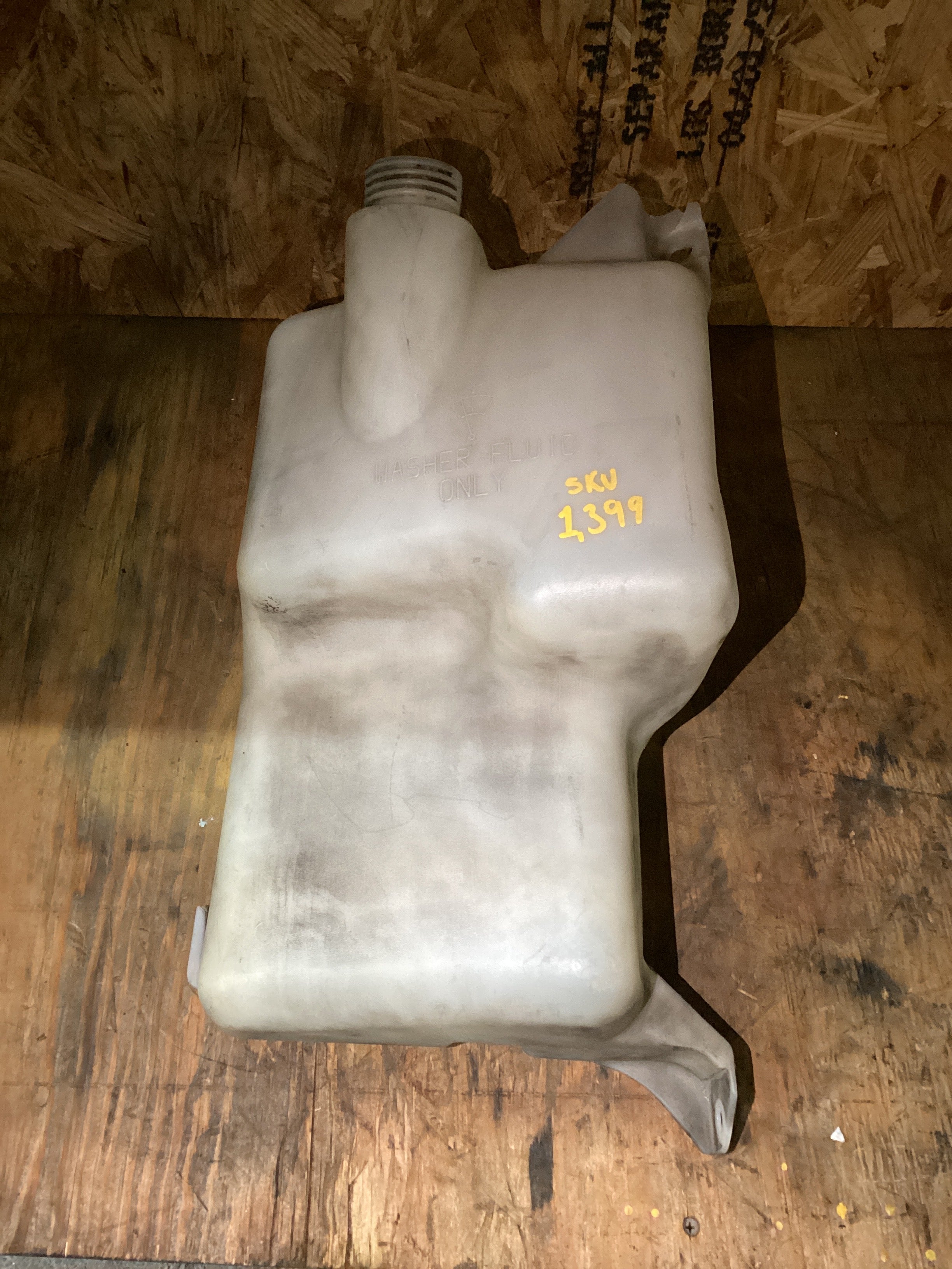 USED | WIPER WASHER FLUID RESERVOIR TANK FREIGHTLINER CENTURY & COLUMBIA | SKU1,400