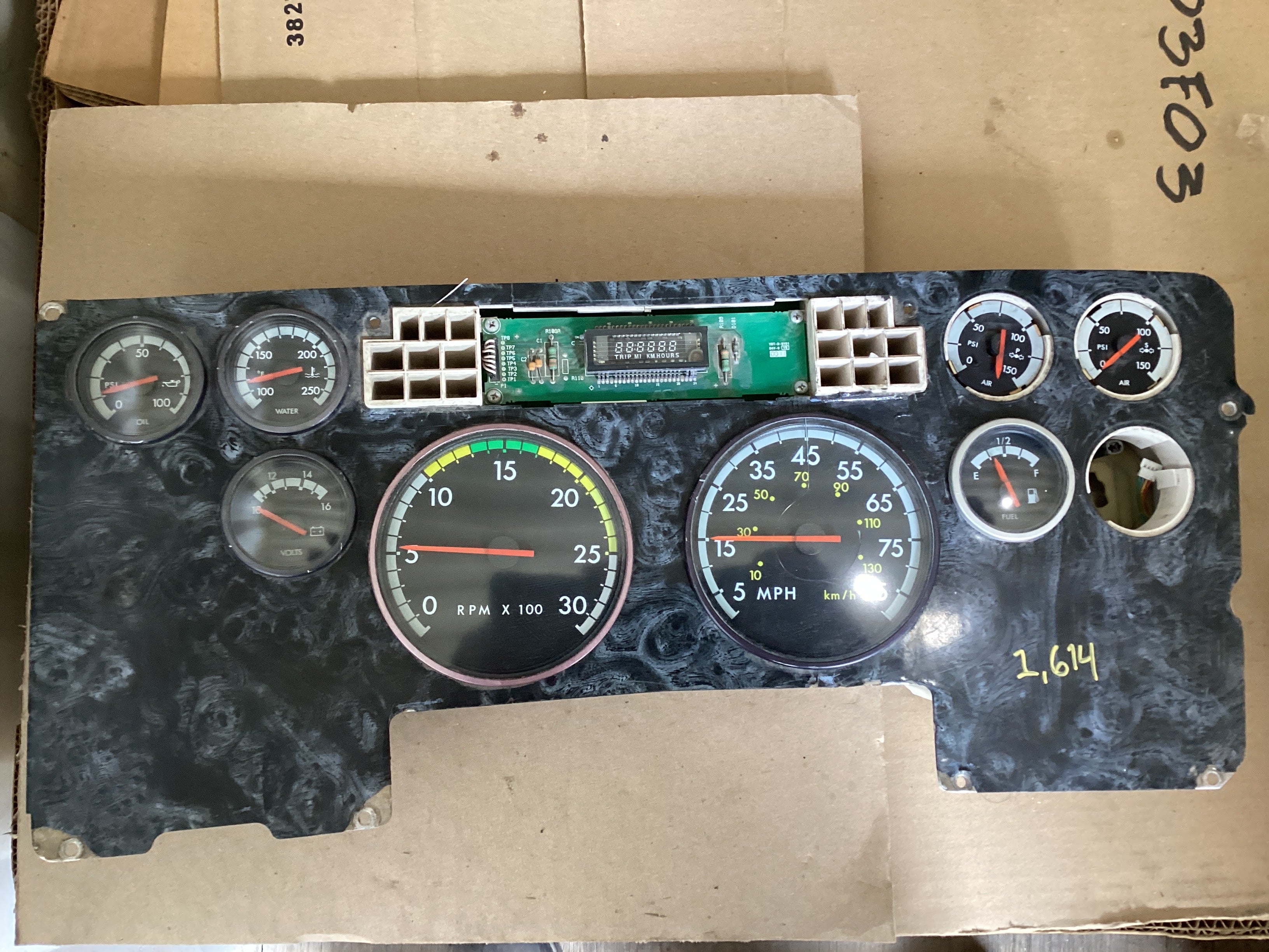 USED | DASHBOARD PANEL INSTRUMENT CLUSTER FREIGHTLINER | SKU1,614