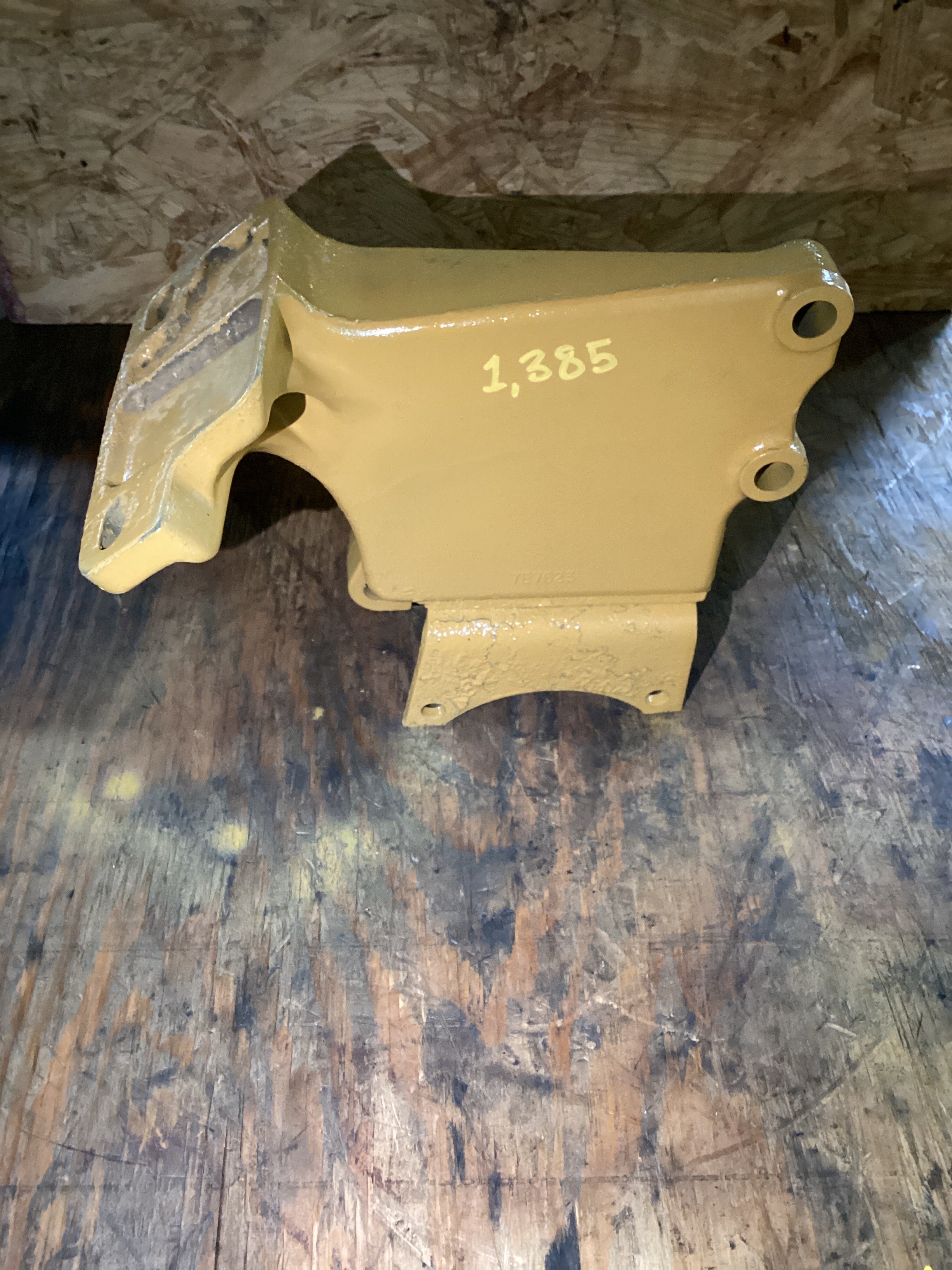 USED | ENGINE A/C COMPRESSOR MOUNTING BRACKET CAT C15 | SKU1,385