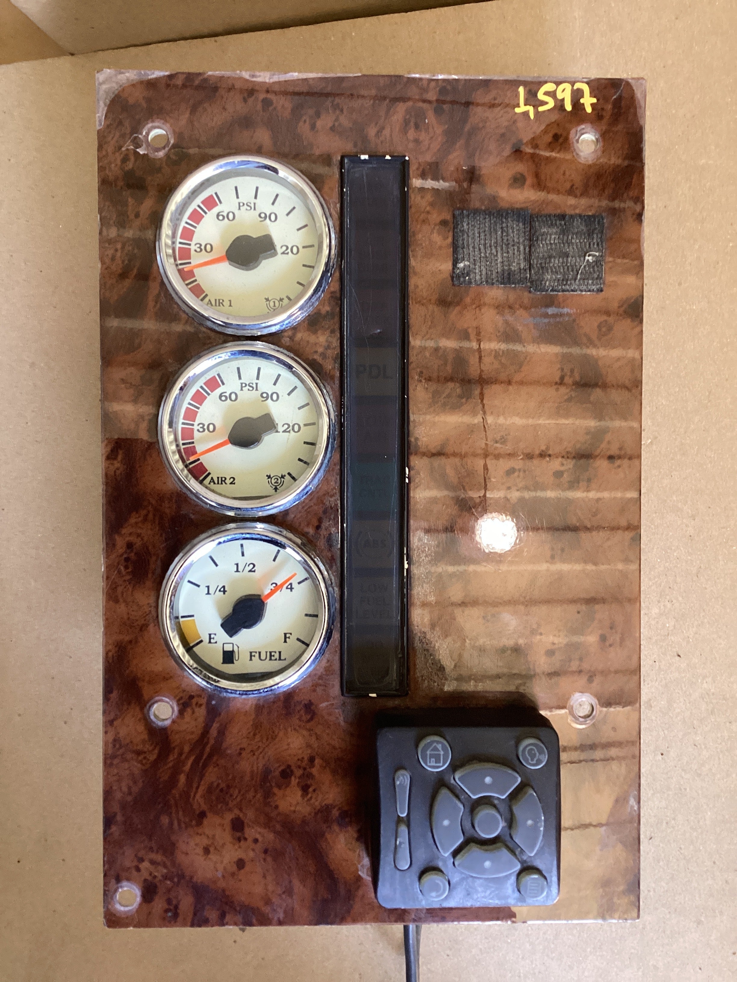 USED | DASHBOARD PANEL AIR PRESSURE PRIMARY , SECONDARY AND FUEL LEVEL GAUGE ASSEMBLY INTERNATIONAL | SKU1,597