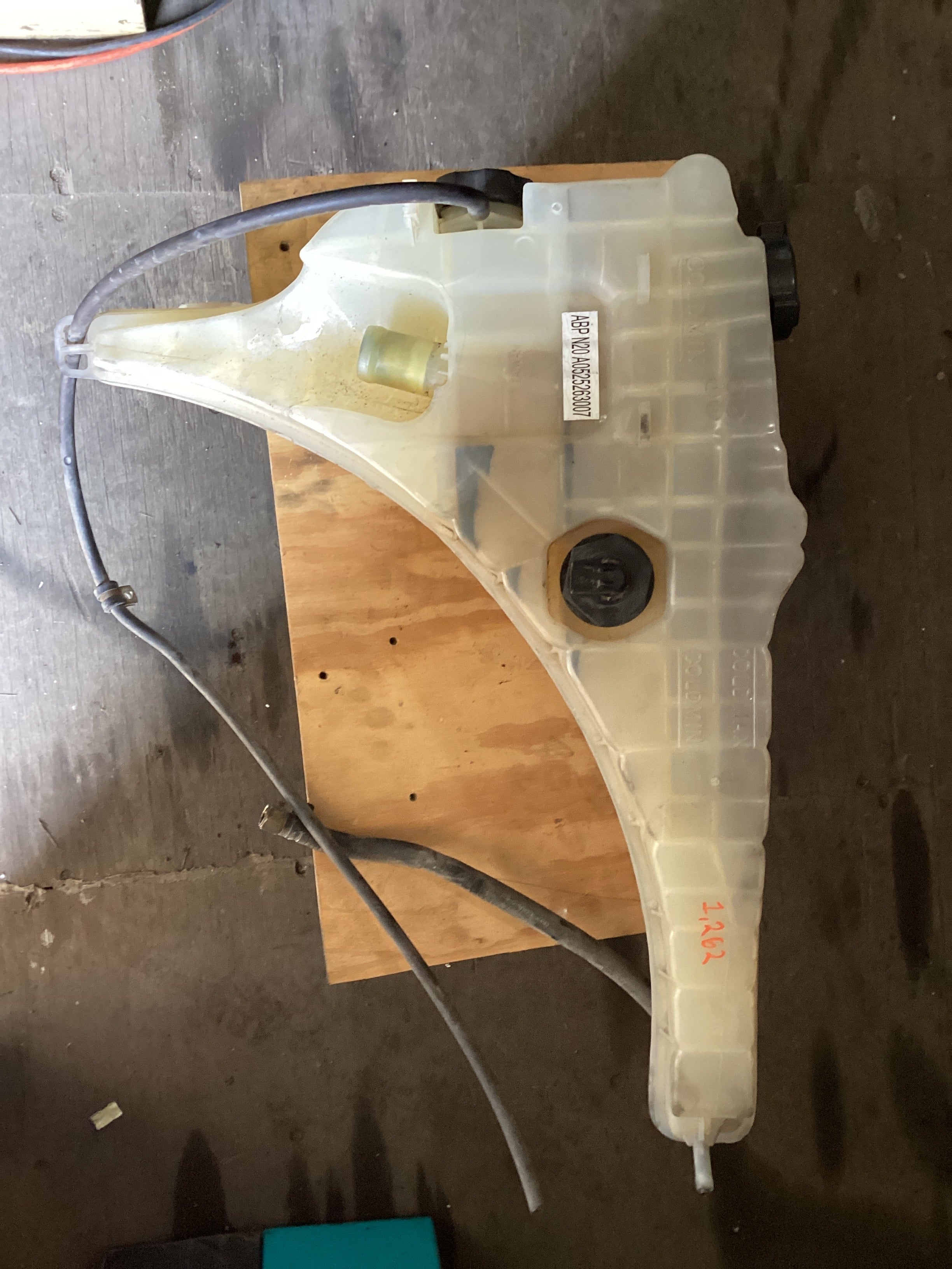 USED | COOLANT RESERVOIR ASSEMBLY CASCADIA | SKU1,262