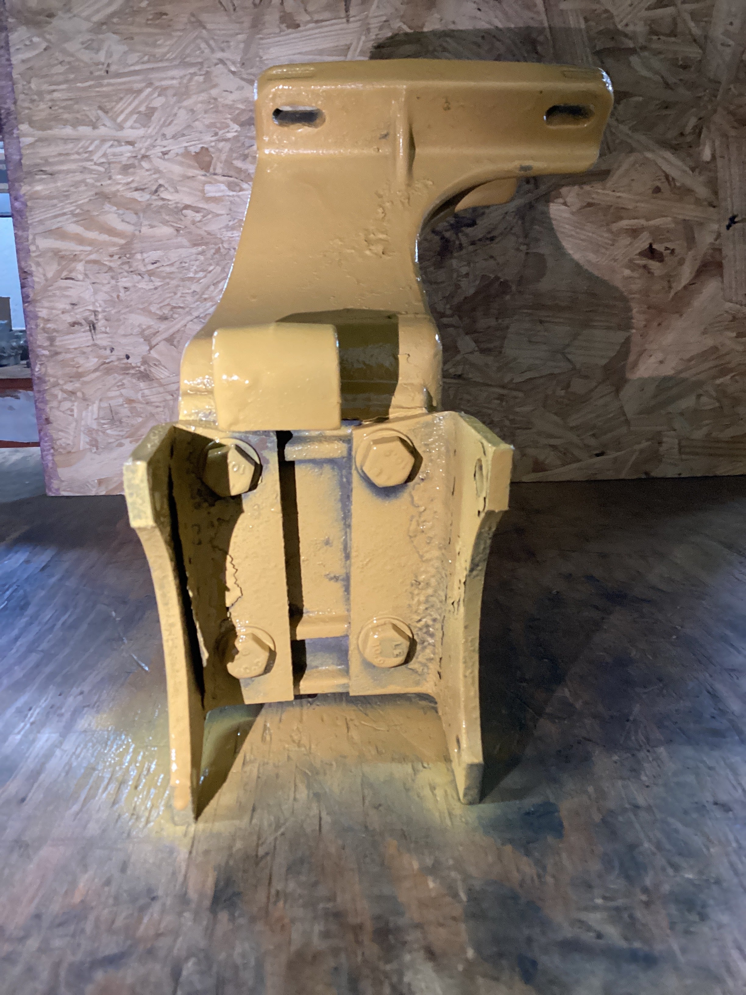 USED | ENGINE A/C COMPRESSOR MOUNTING BRACKET CAT C15 | SKU1,385