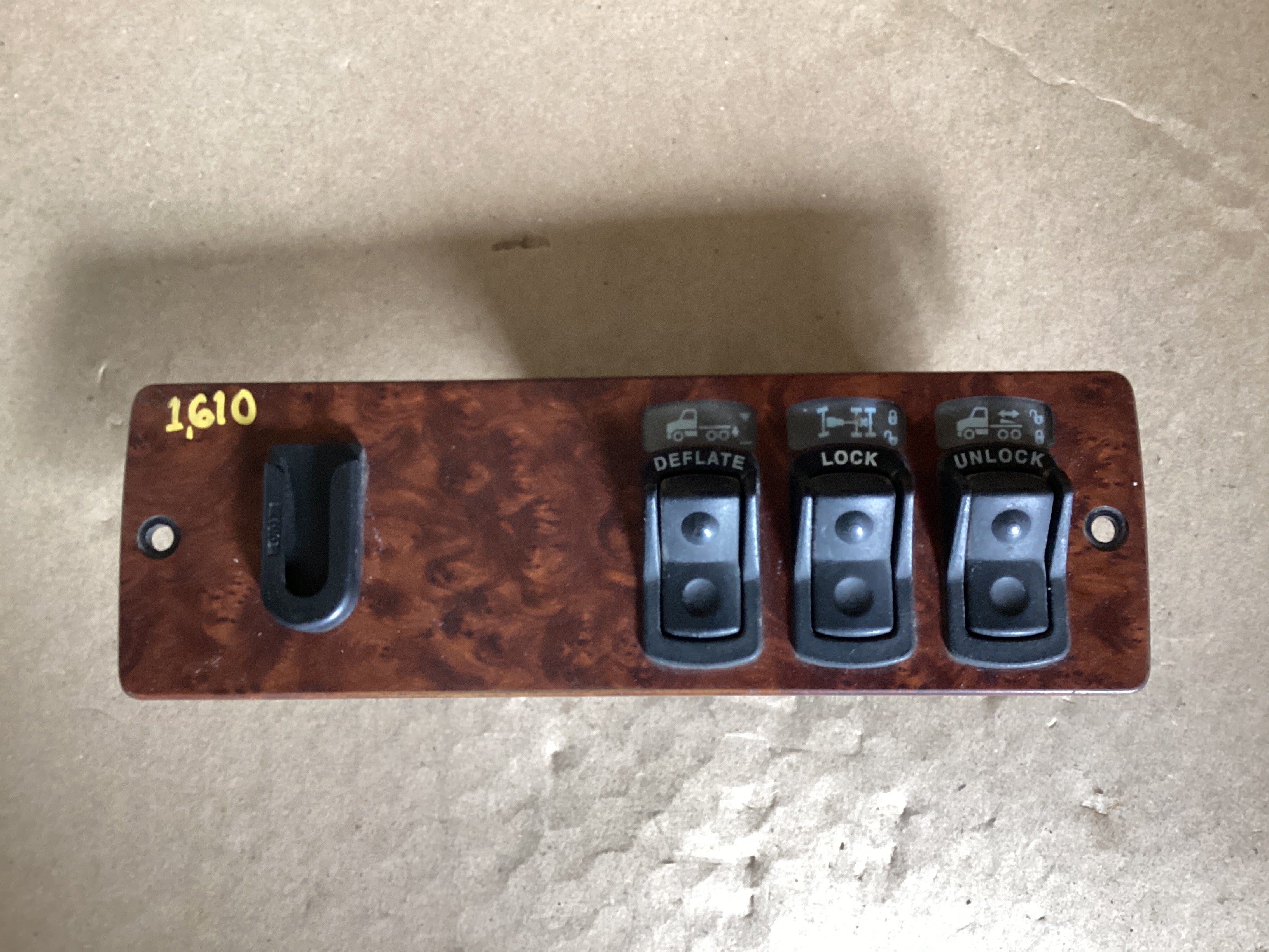 USED | DASHBOARD PANEL DEFLATE / LOCK AND UNLOCK SWITCH KENWORTH | SKU1,610