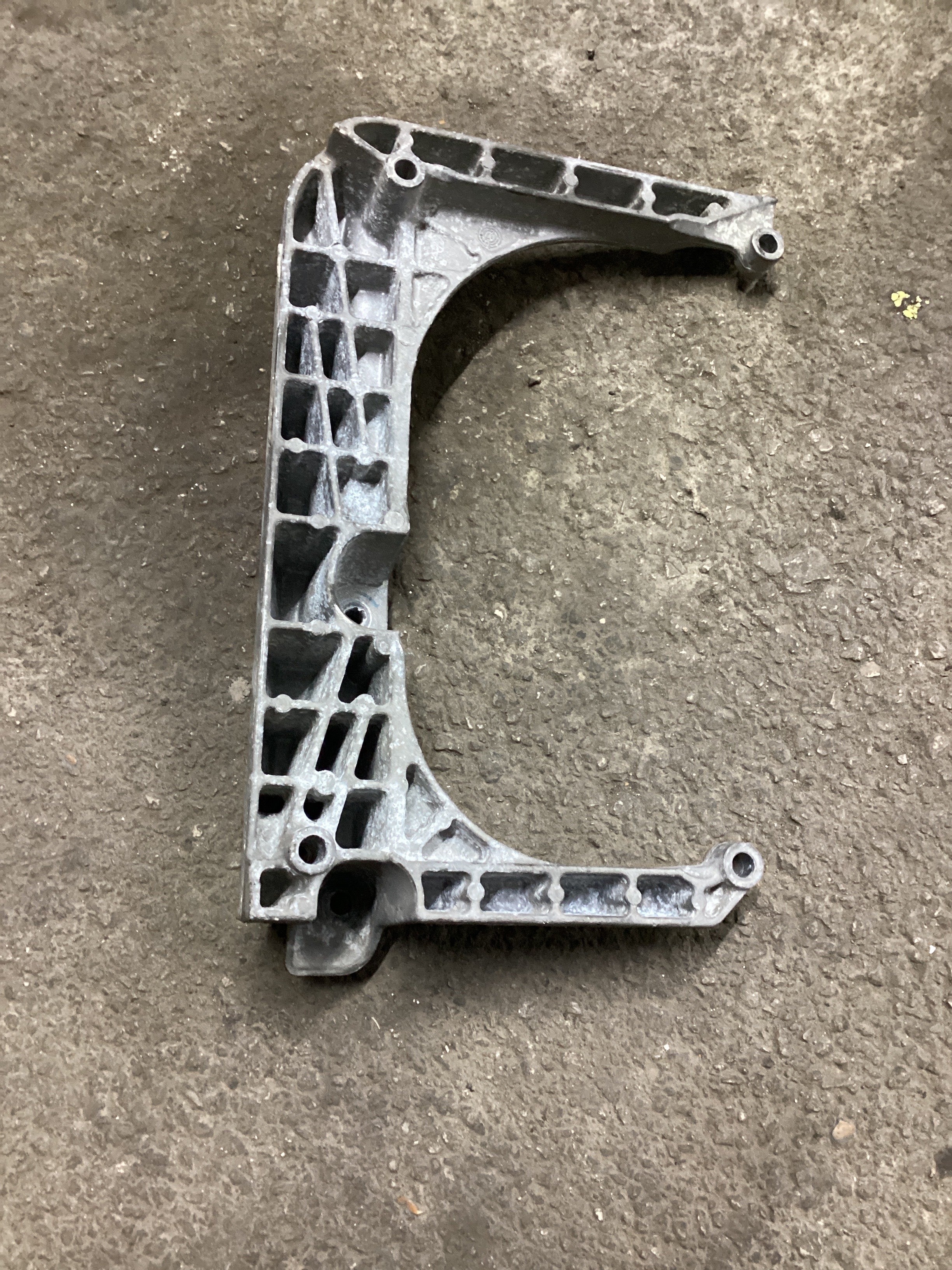 USED | AIR FILTER FRONT SUPPORT MOUNTING BRACKET CASCADIA | SKU1,257