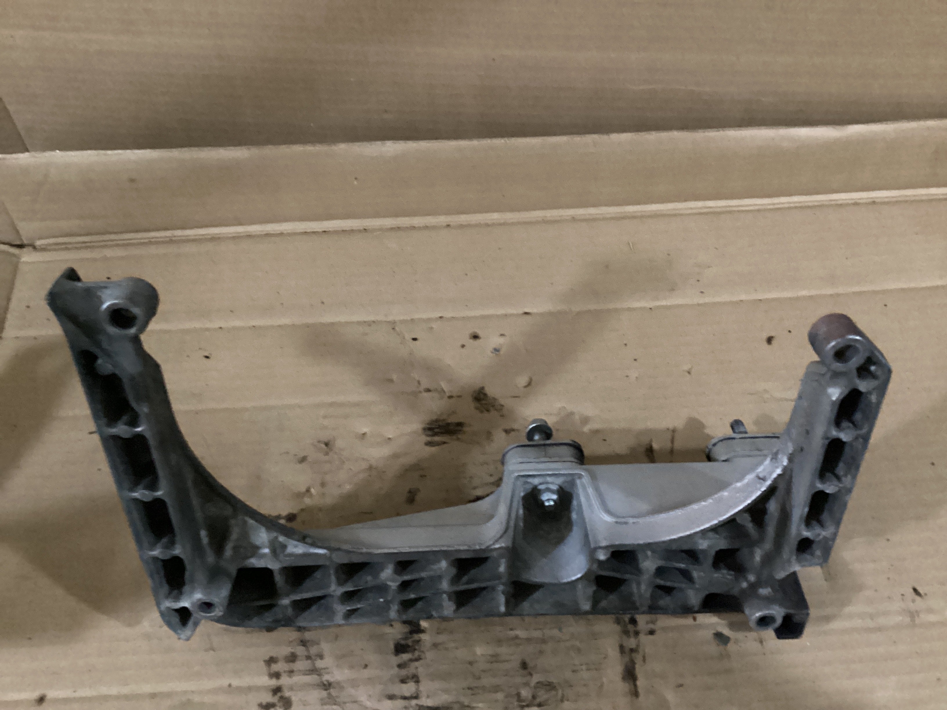 USED | BRAKET FOR AIR FILTER HOUSING CASCADIA | USED808
