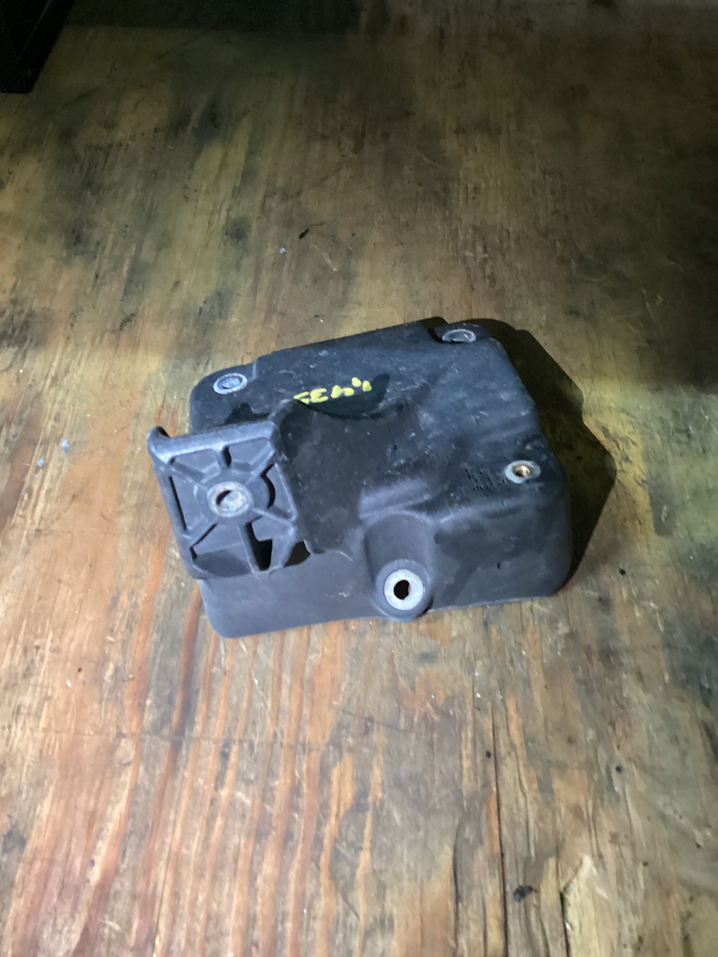 USED | SLEEPER CAB BRACKET RHS FREIGHTLINER CASCADIA | SKU1,435