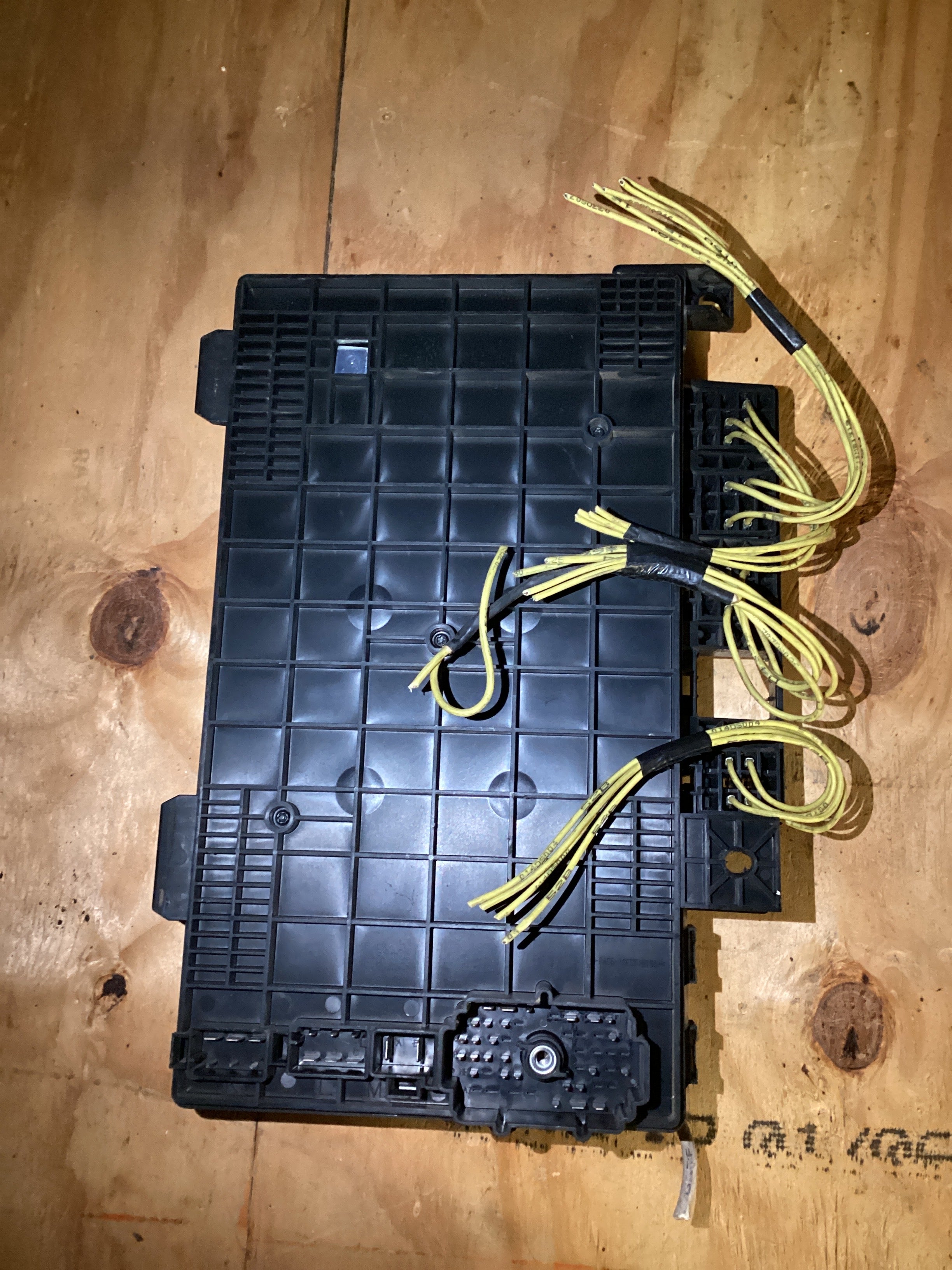 USED | POWER DISTRIBUTION FUSE BOX ASSEMBLY FREIGHTLINER COLUMBIA | SKU1,308