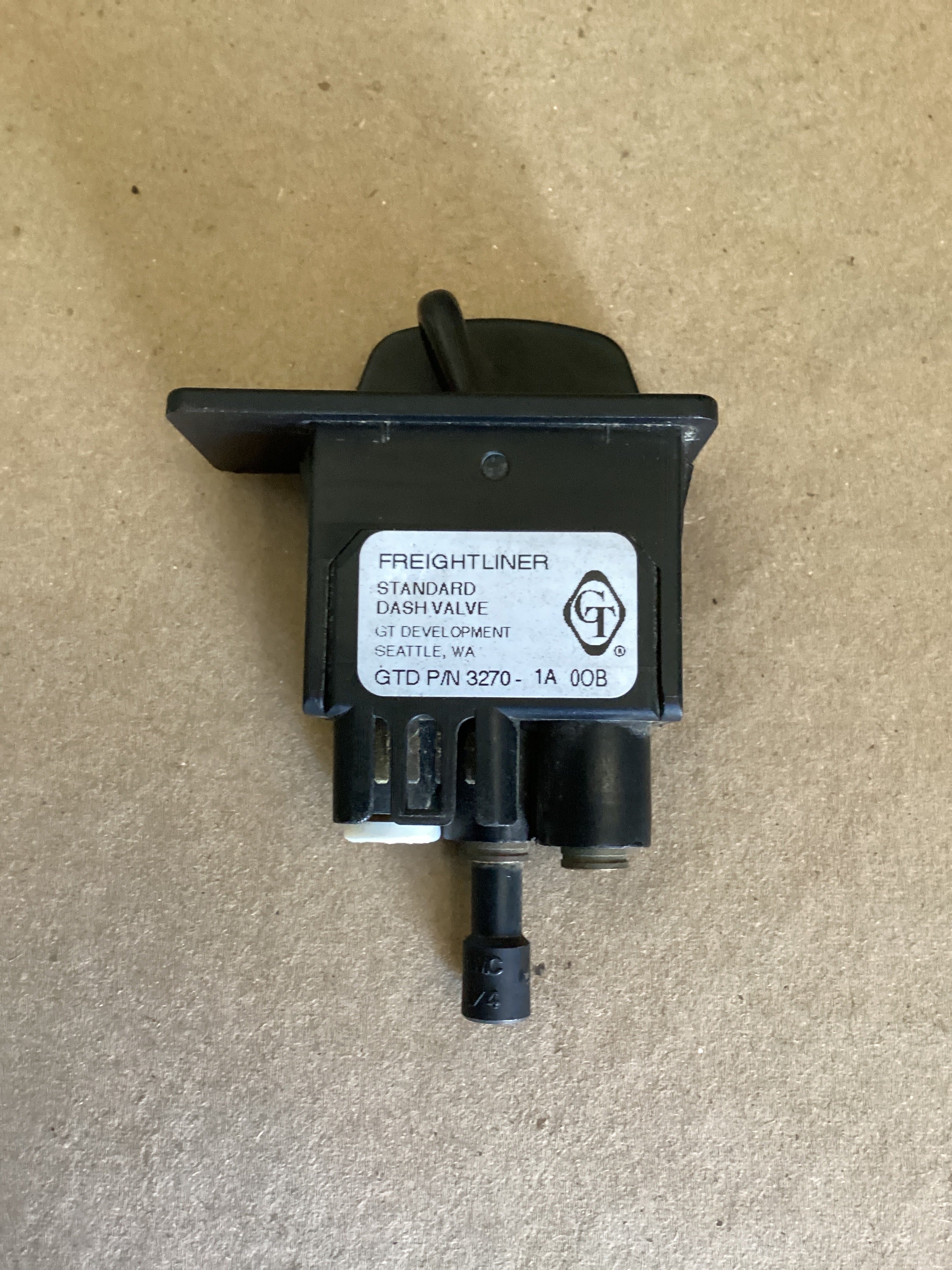 USED | DASHBOARD INTER AXLE DIFFERENTIAL LOCK/UNLOCK SWITCH FREIGHTLINER CASCADIA | SKU1,530