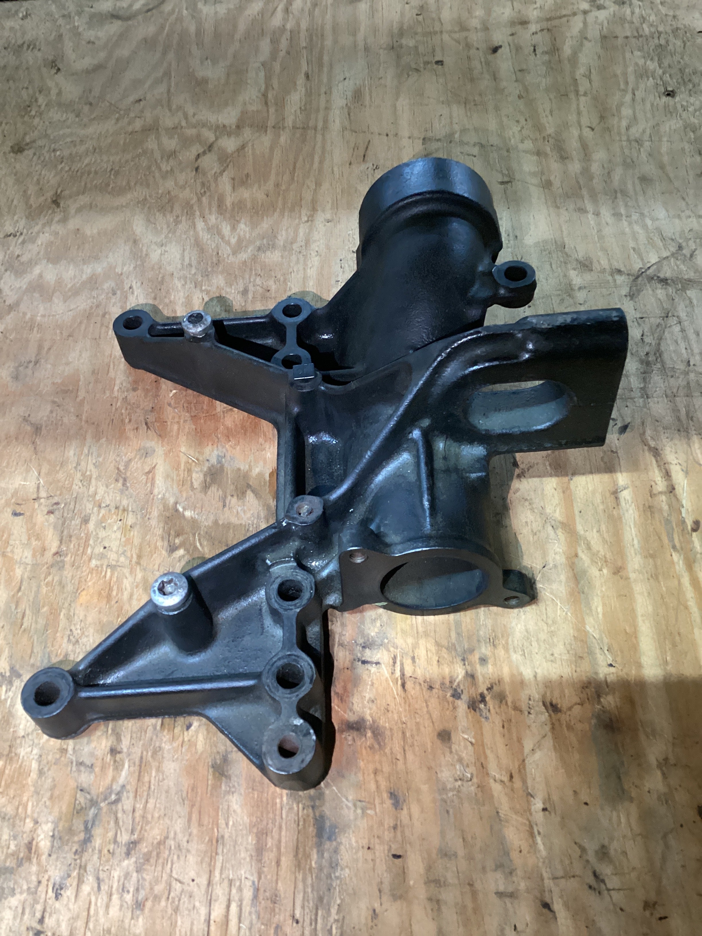 NEW | ENGINE EXHAUST PIPE BRACKET DETROIT DD15 | SKU1,415