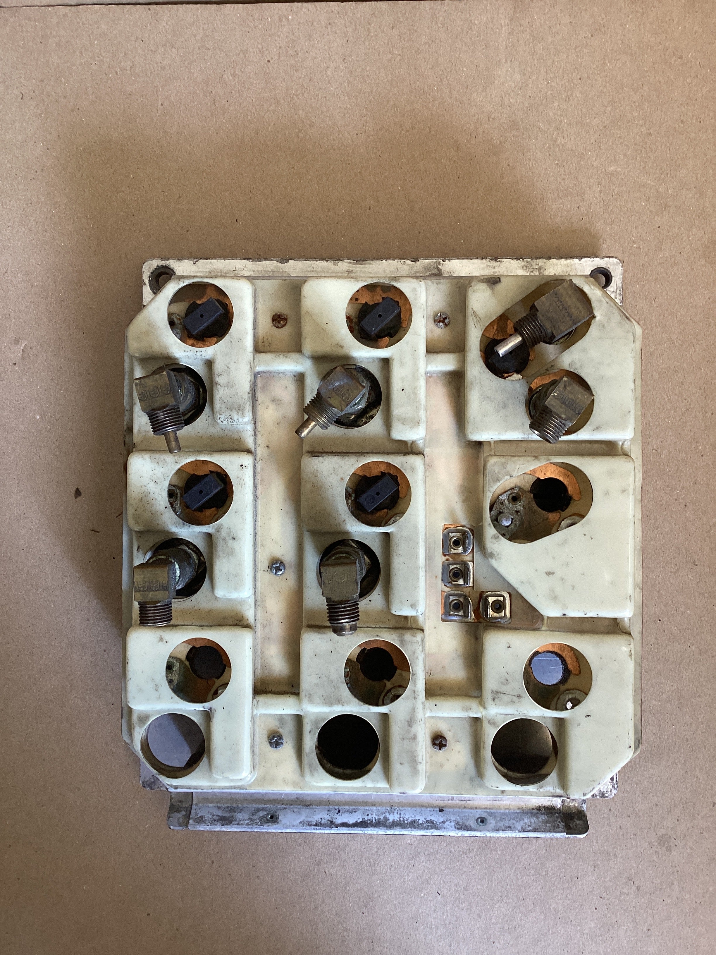 USED | DASHBOARD PANEL AIR PRESSURE PSI FRONT REAR / AIR PRESSURE APPL BRAKE PSI / AIR FILTER IN H2O VAC TO 40 / FUEL LEVEL / AIR FILTER IN HG VAC TO 30 AND AIR SUSPENSION PRESSURE PSI GAUGE KENWORTH | SKU1,598