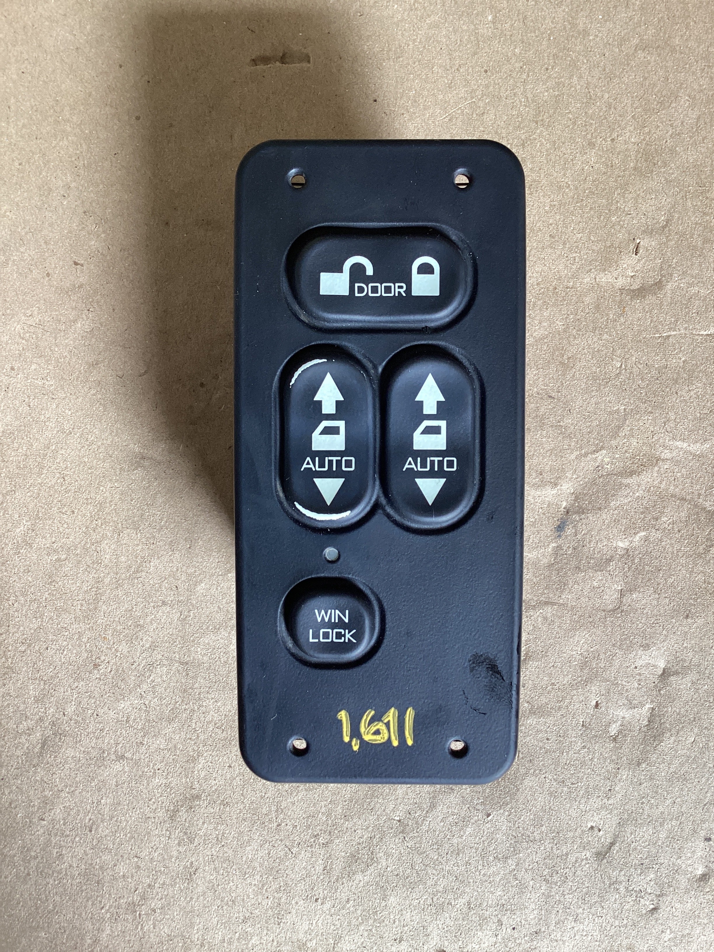 USED | DOOR PANEL WINDOW UPPER AND LOWER AND WINDOW LOCK / DOOR LOCK AND UNLOCK SWITCH INTERNATIONAL | SKU1,611
