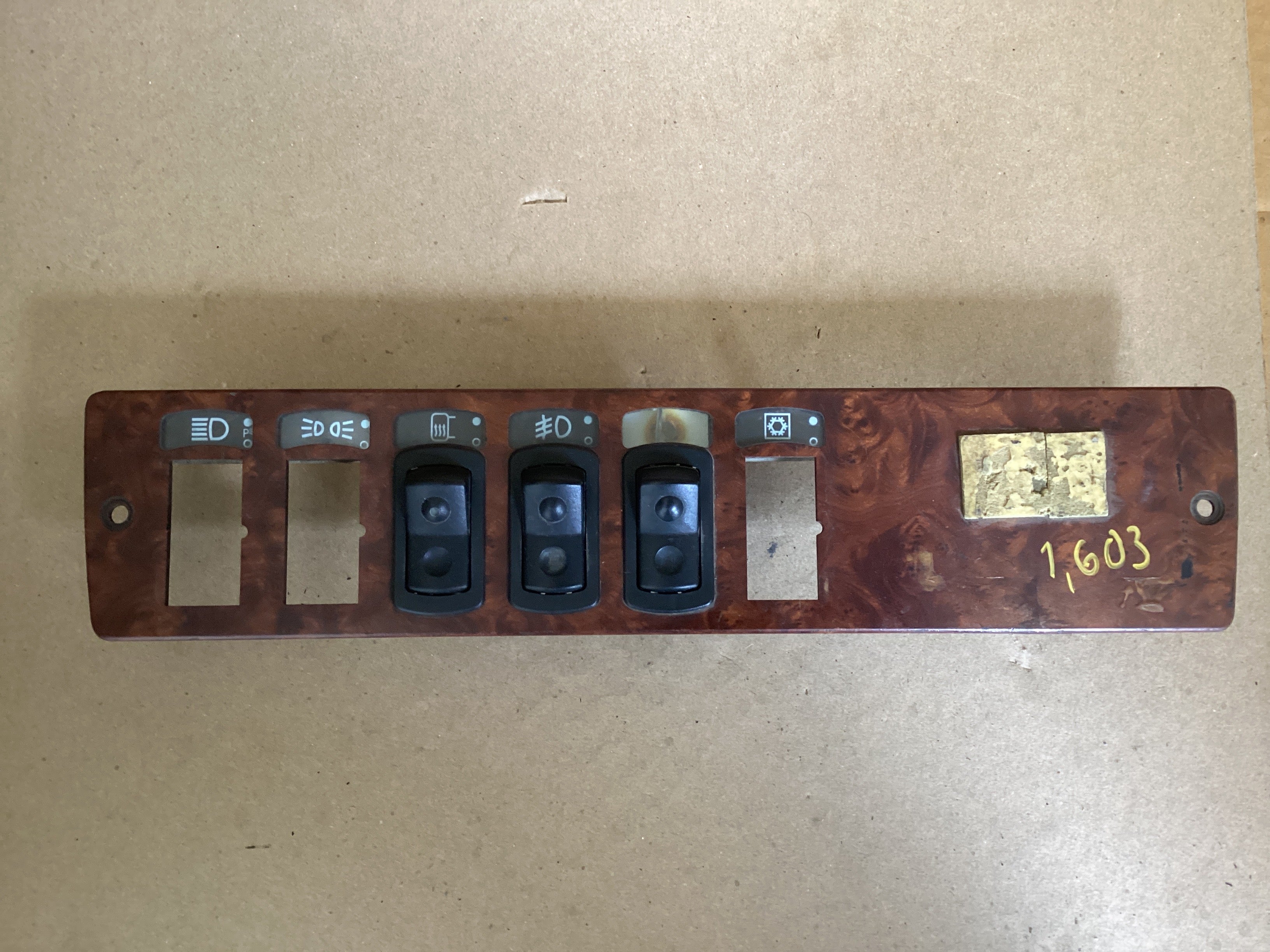 USED | DASHBOARD PANEL LIGHT SWITCH CONTROL KENWORTH | SKU1,603