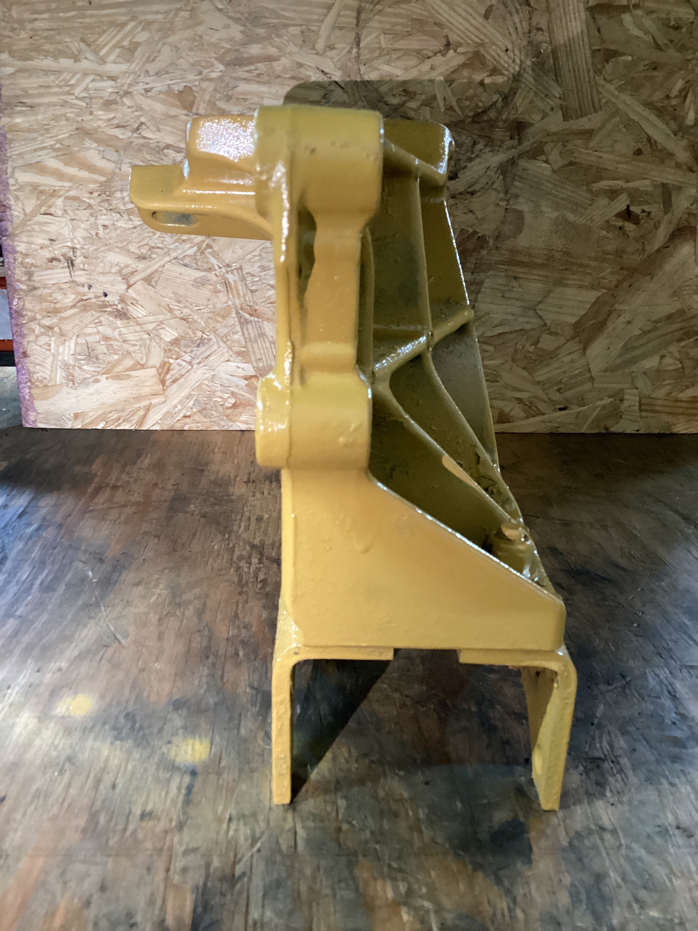 USED | ENGINE A/C COMPRESSOR MOUNTING BRACKET CAT C15 | SKU1,385