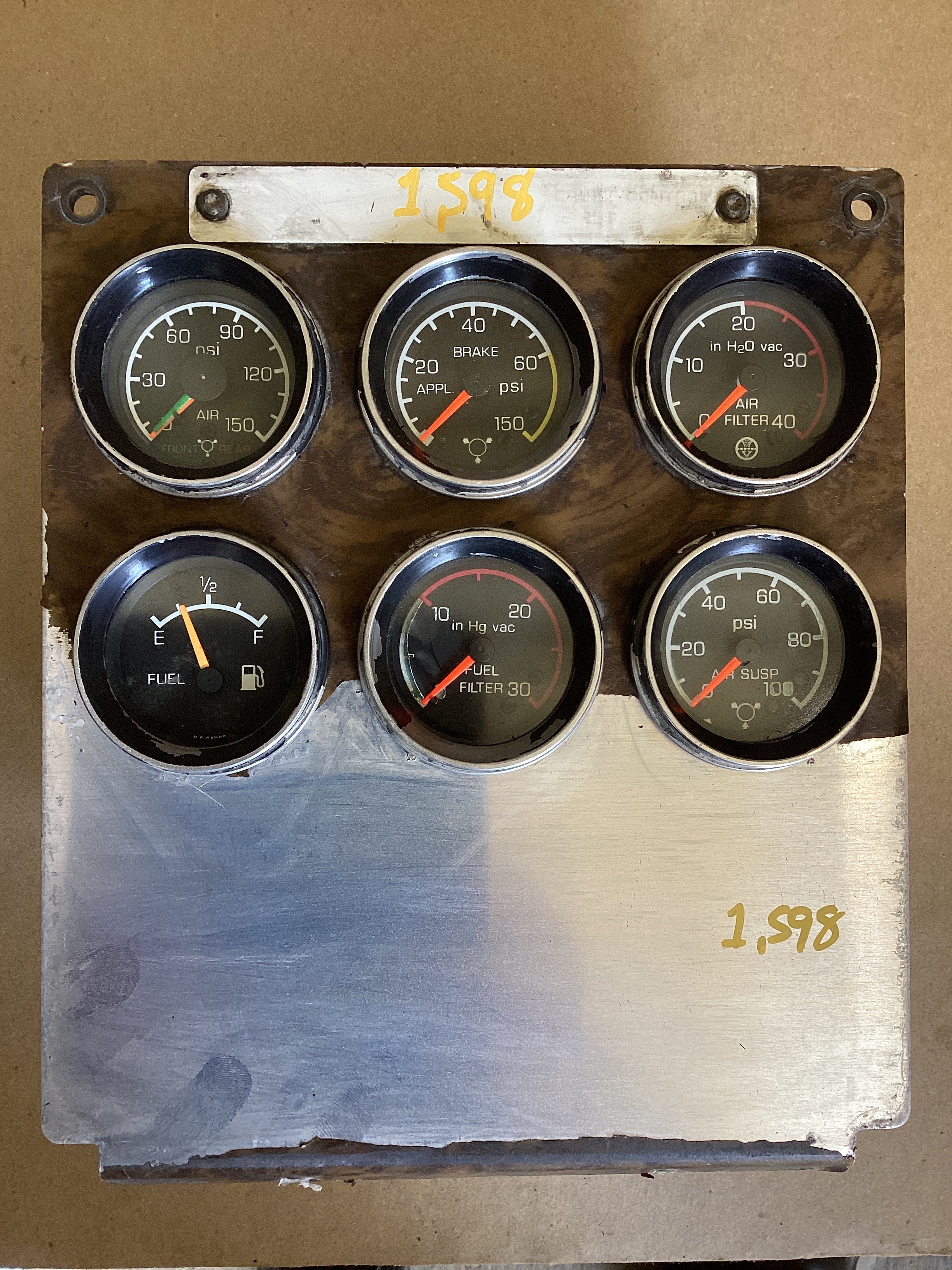USED | DASHBOARD PANEL AIR PRESSURE PSI FRONT REAR / AIR PRESSURE APPL BRAKE PSI / AIR FILTER IN H2O VAC TO 40 / FUEL LEVEL / AIR FILTER IN HG VAC TO 30 AND AIR SUSPENSION PRESSURE PSI GAUGE KENWORTH | SKU1,598