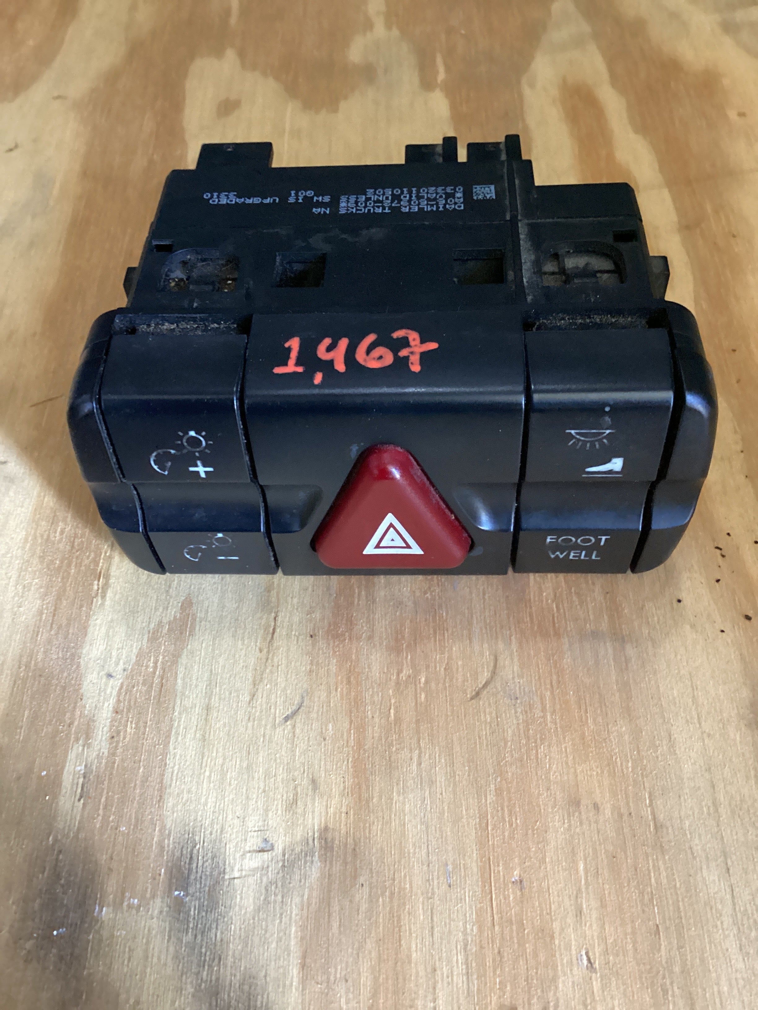 USED | DASH PANEL HAZARD SWITCH FREIGHTLINER CASCADIA | SKU1,467