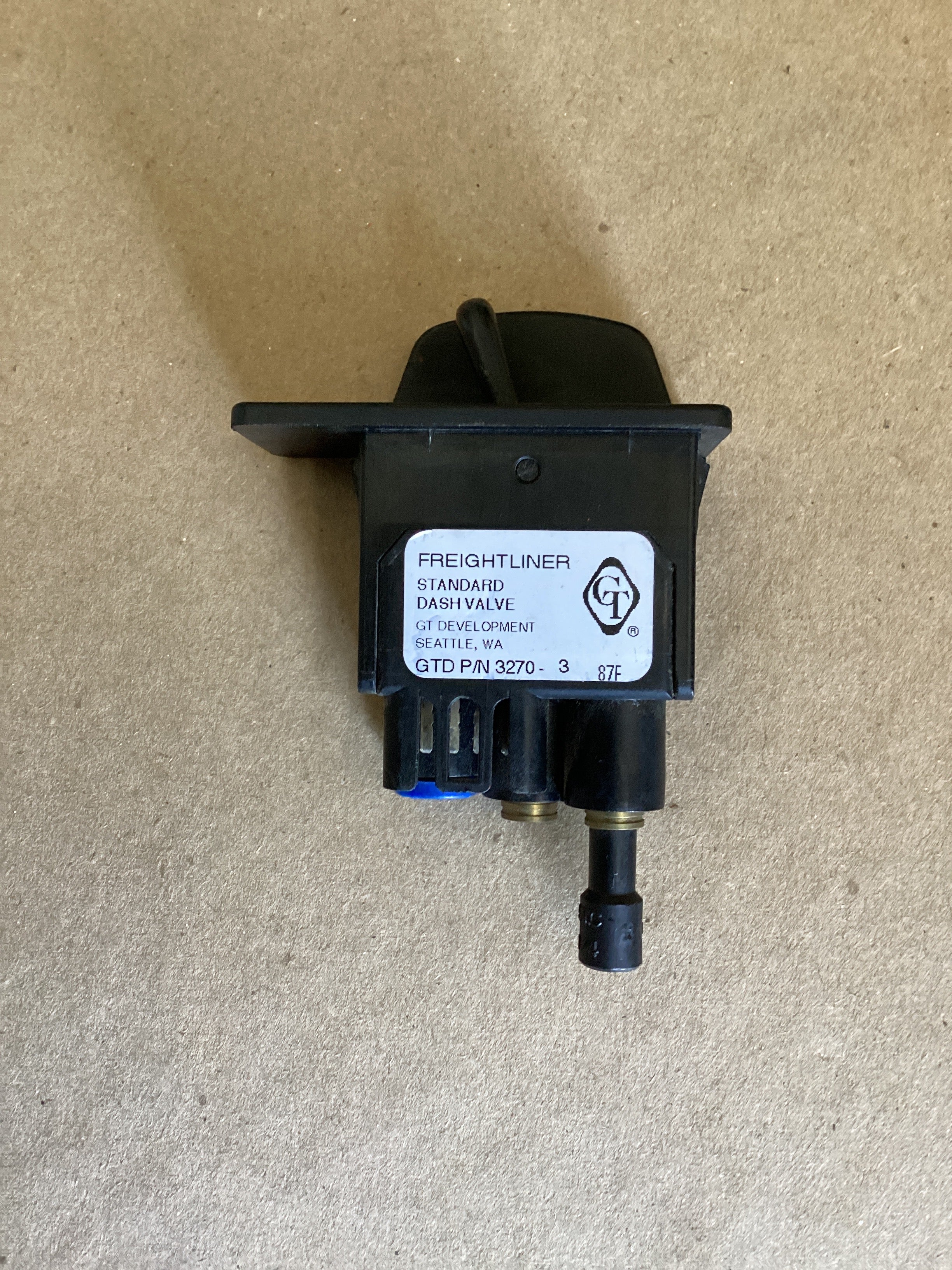 USED | DASHBOARD PANEL AIR SUSPENSIÓN VALVE SWITCH FREIGHTLINER | SKU1,544