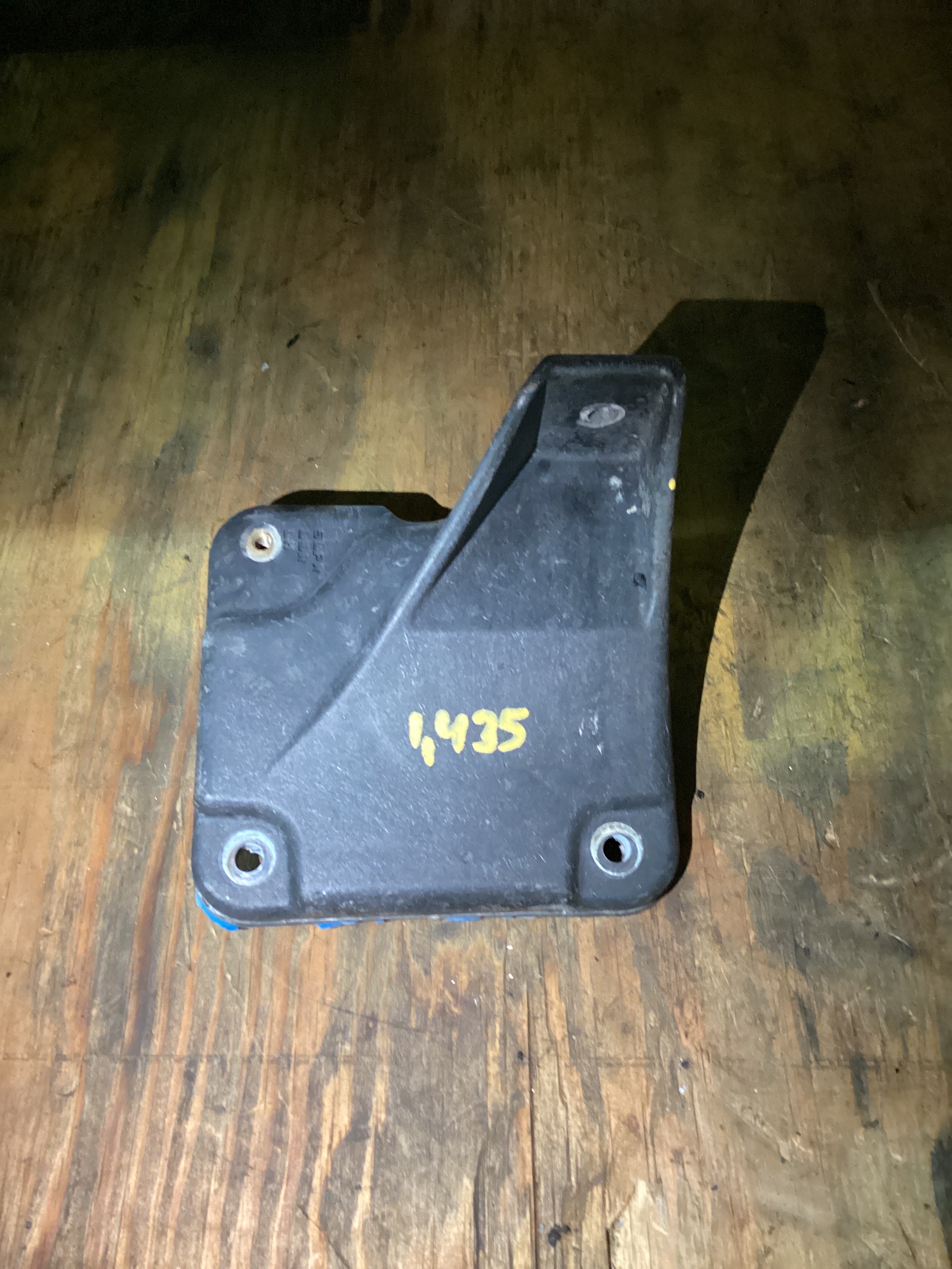 USED | SLEEPER CAB BRACKET RHS FREIGHTLINER CASCADIA | SKU1,435