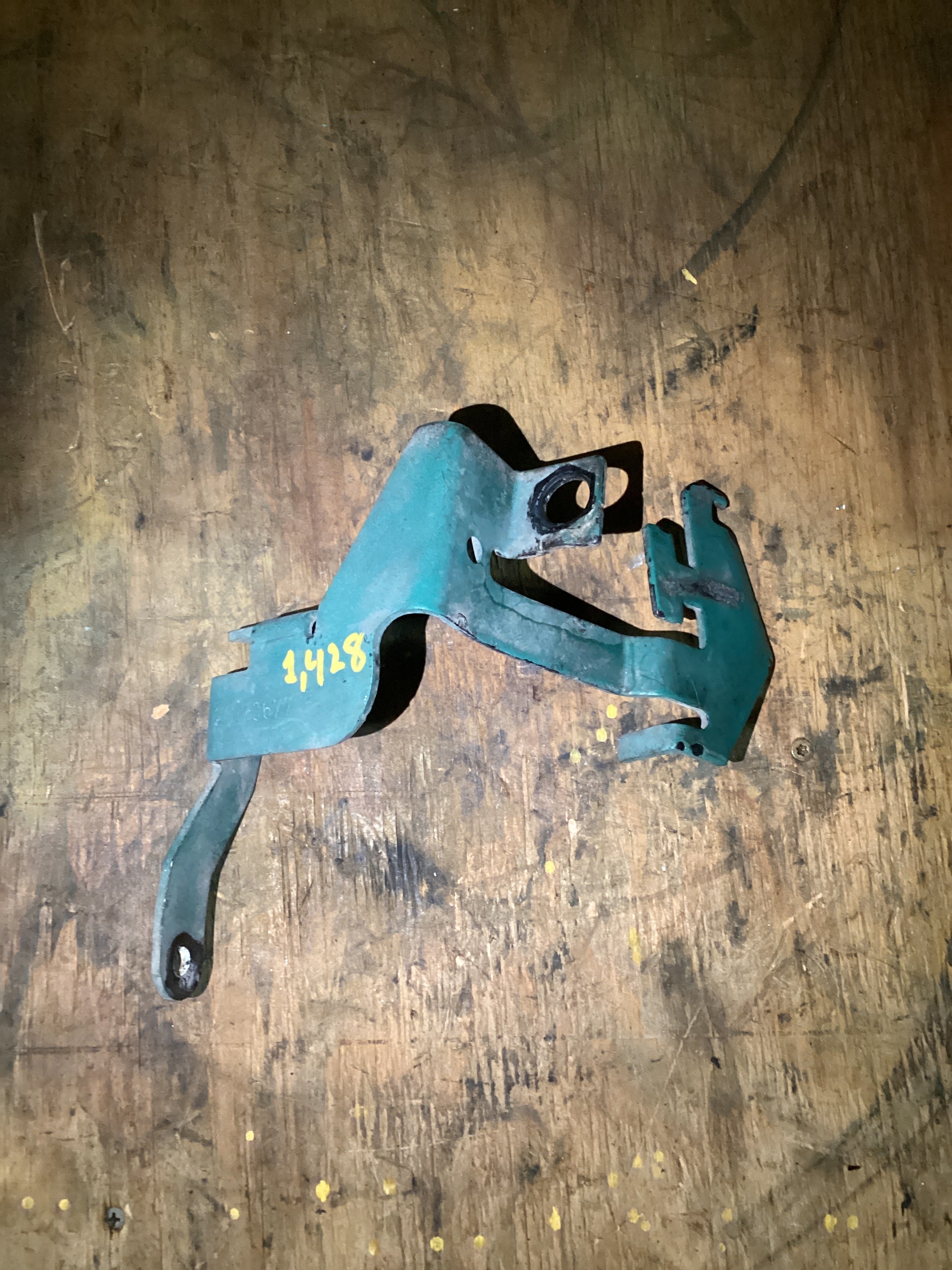 USED | ENGINE FUEL PIPES BRACKET VOLVO | SKU1,428