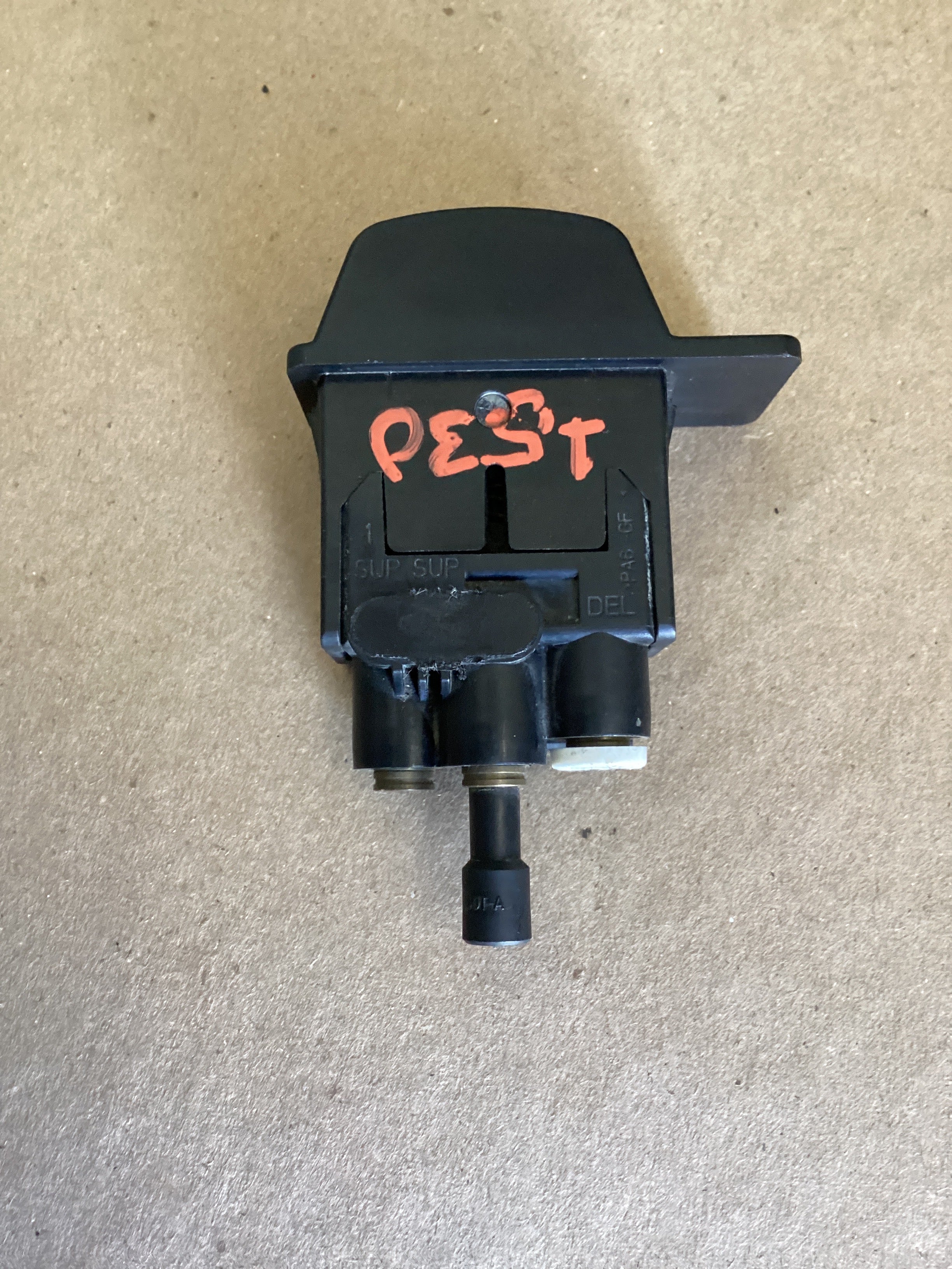 USED | DASHBOARD INTER AXLE DIFFERENTIAL LOCK/UNLOCK SWITCH FREIGHTLINER CASCADIA | SKU1,530