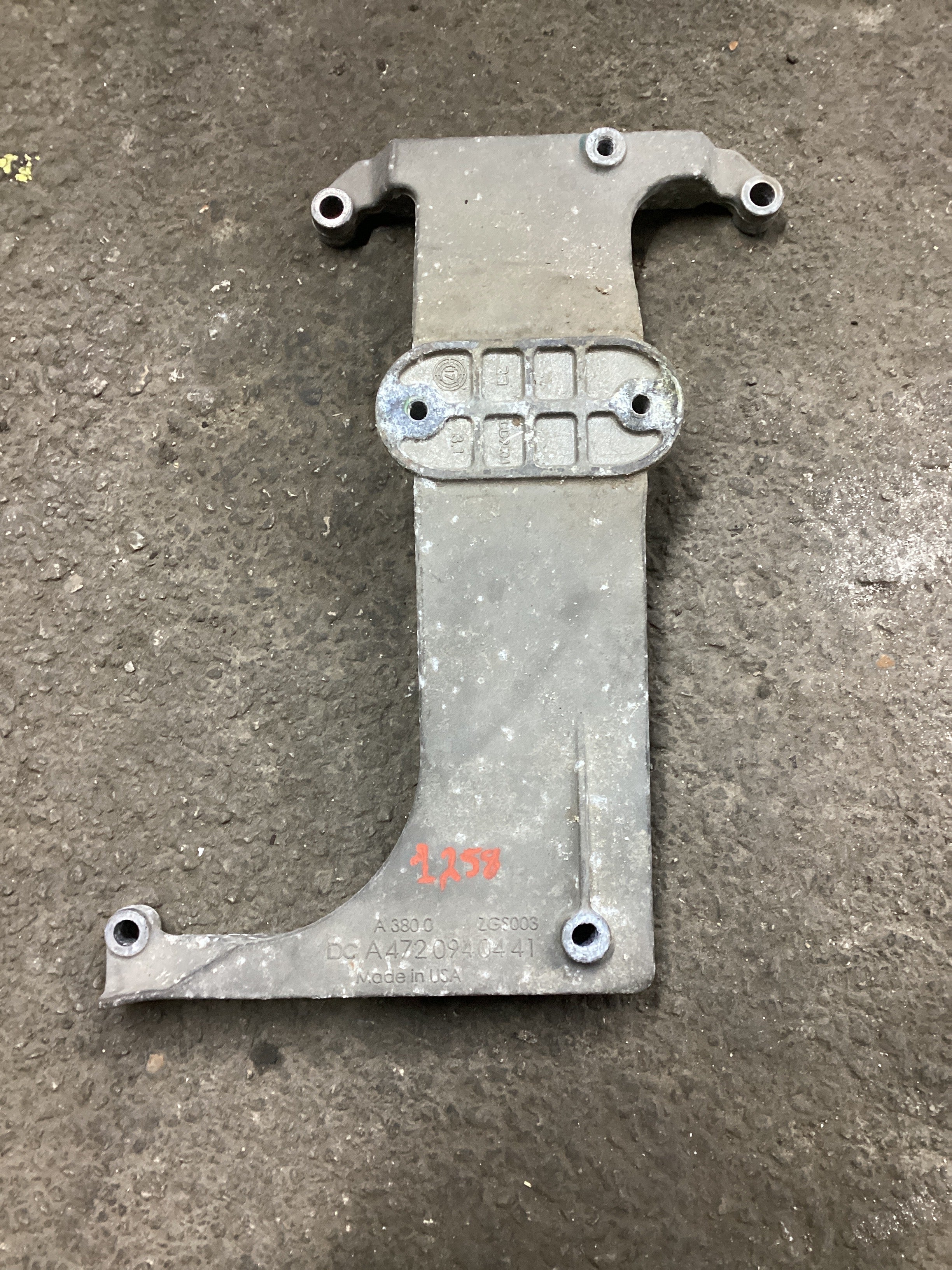 USED | AIR FILTER CYLINDER HEAD COVER MOUNTING BRACKET CASCADIA | SKU1,258