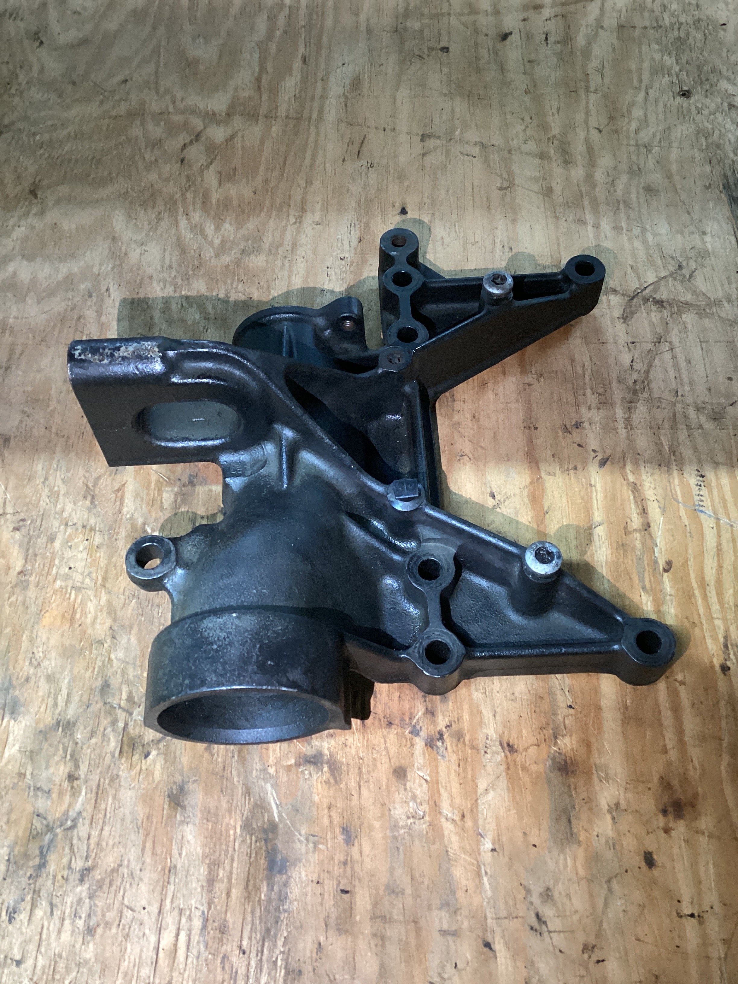NEW | ENGINE EXHAUST PIPE BRACKET DETROIT DD15 | SKU1,415
