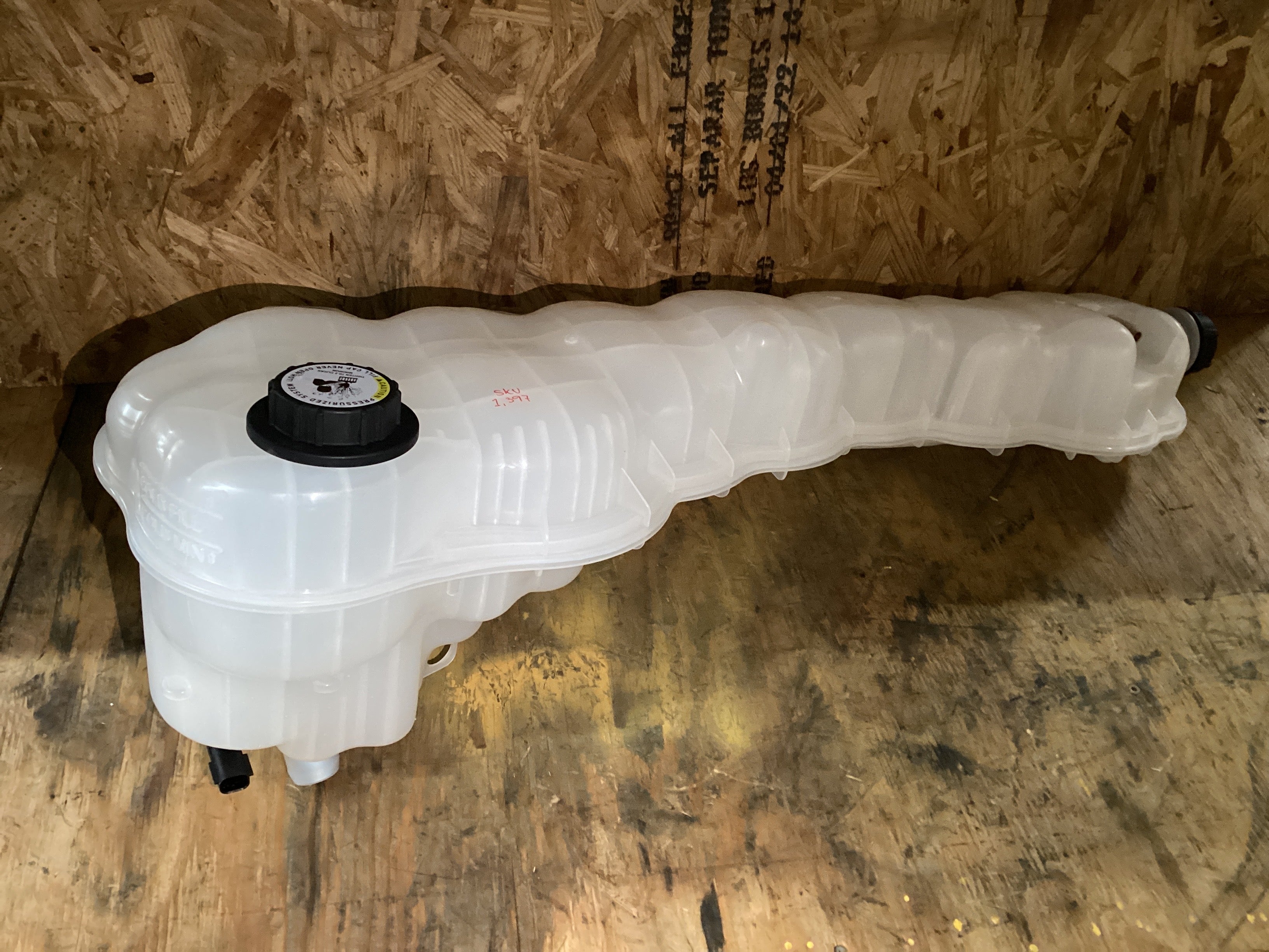 NEW | COOLANT RESERVOIR TANK  CASCADIA NEW 2020 UP | SKU1,397
