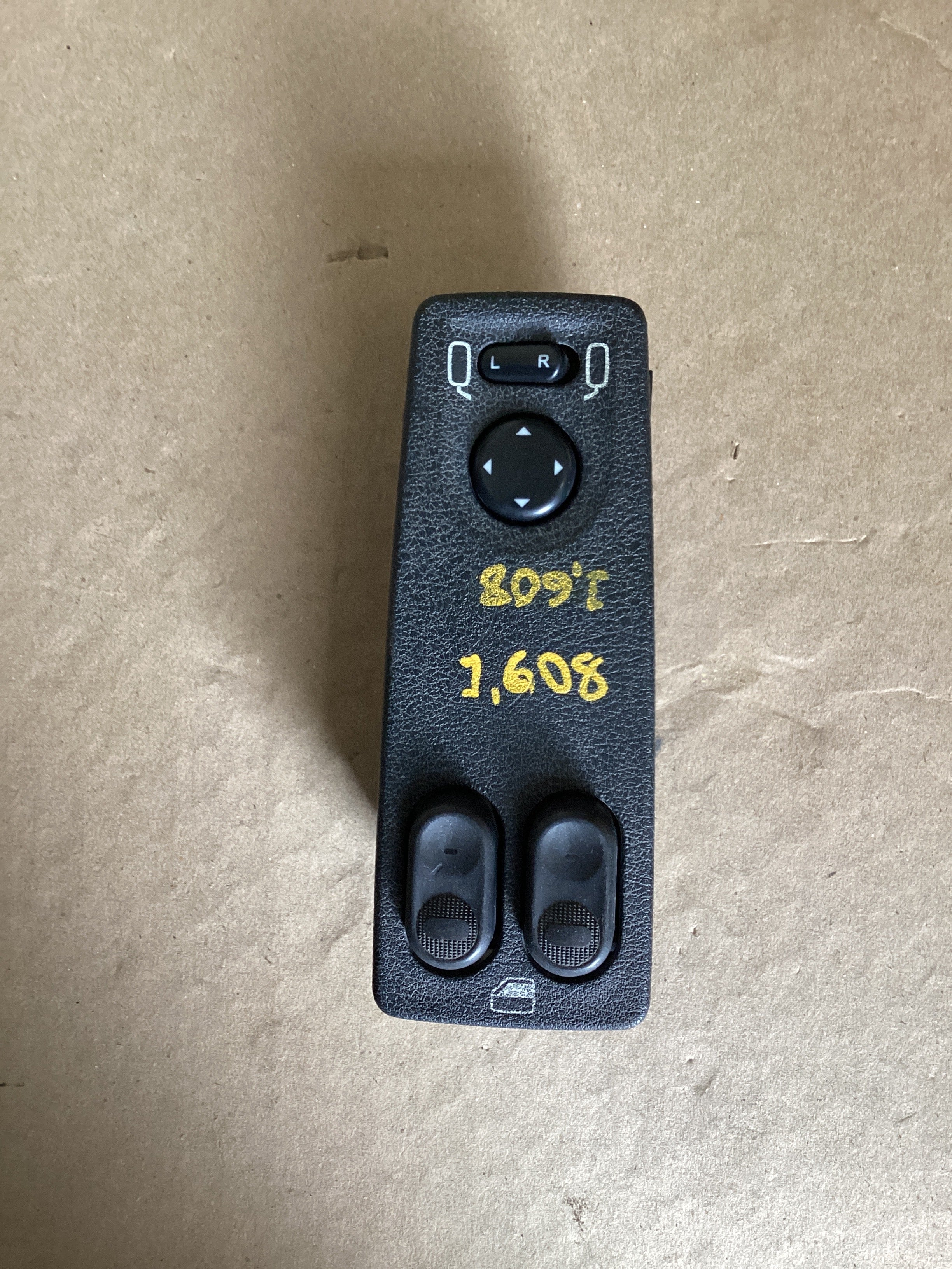 USED | DOOR PANEL WINDOW AND MIRROR SWITCH LHS FREIGHTLINER | SKU1,608
