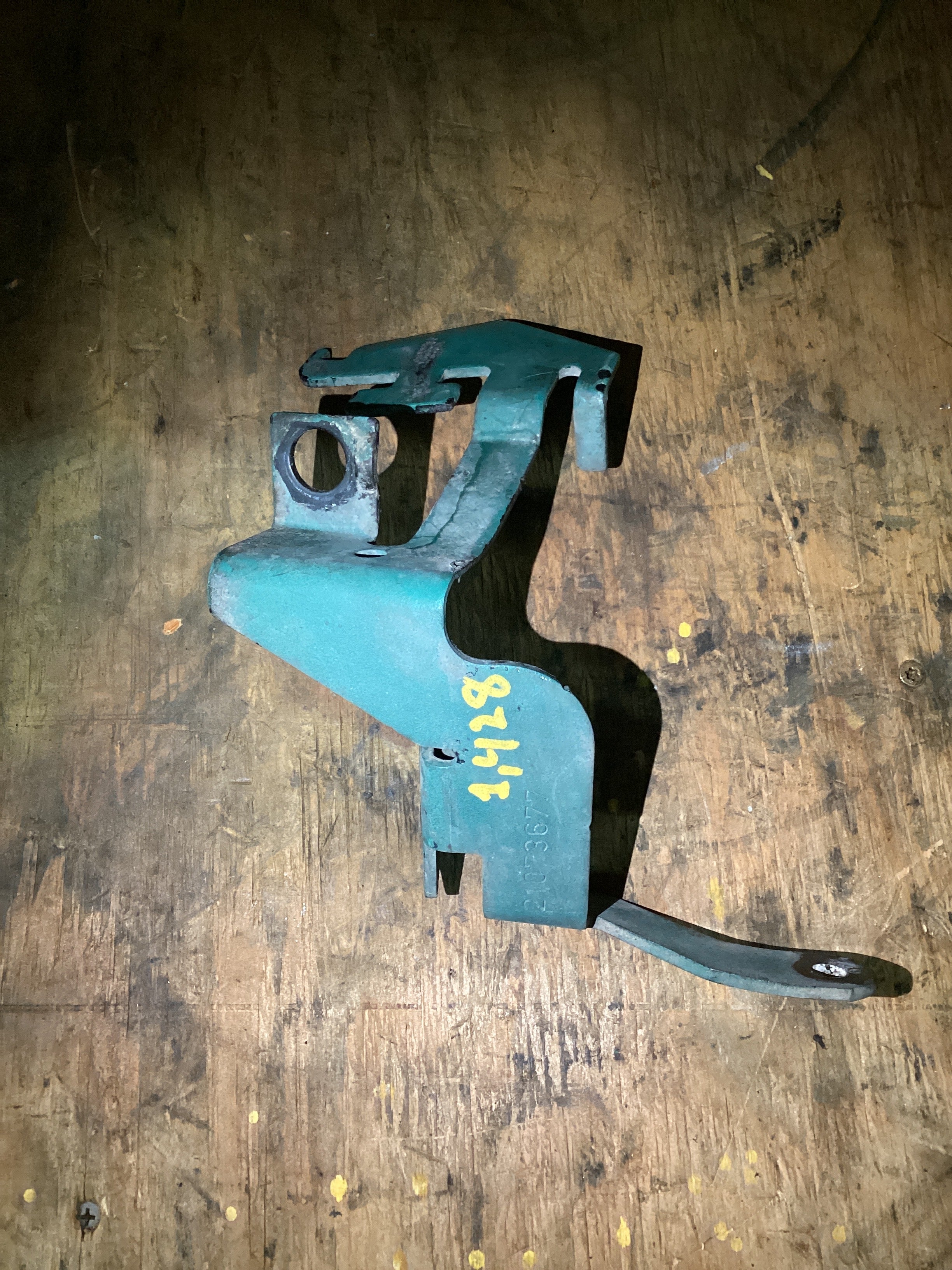 USED | ENGINE FUEL PIPES BRACKET VOLVO | SKU1,428