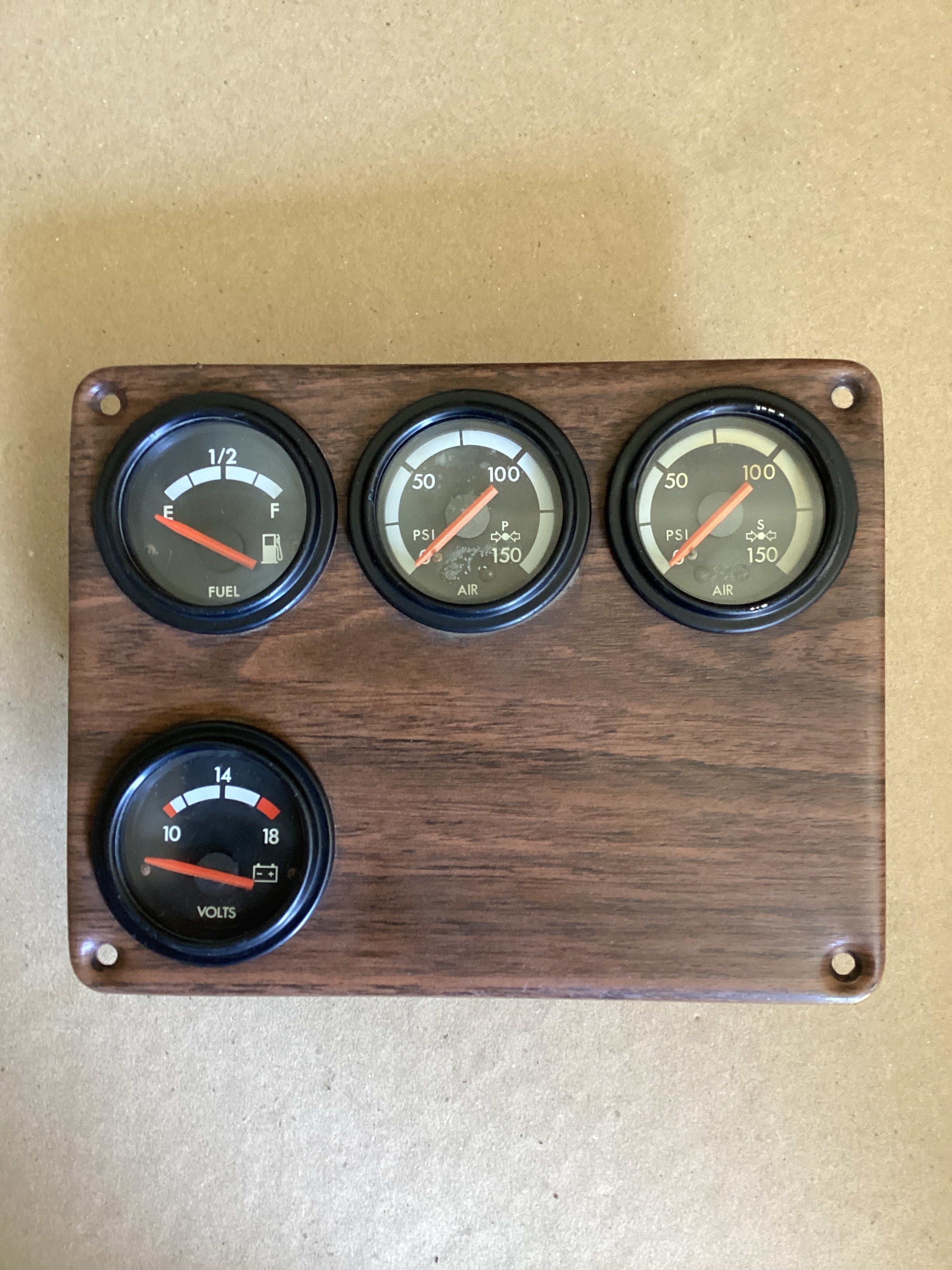 USED | DASHBOARD PANEL FUEL LEVEL / AIR PRESSURE PSI PRIMARY/ AIR PRESSURE PSI SECONDARY AND VOLTS VOLTMETER GAUGE ASSEMBLY FREIGHTLINER | SKU1,585