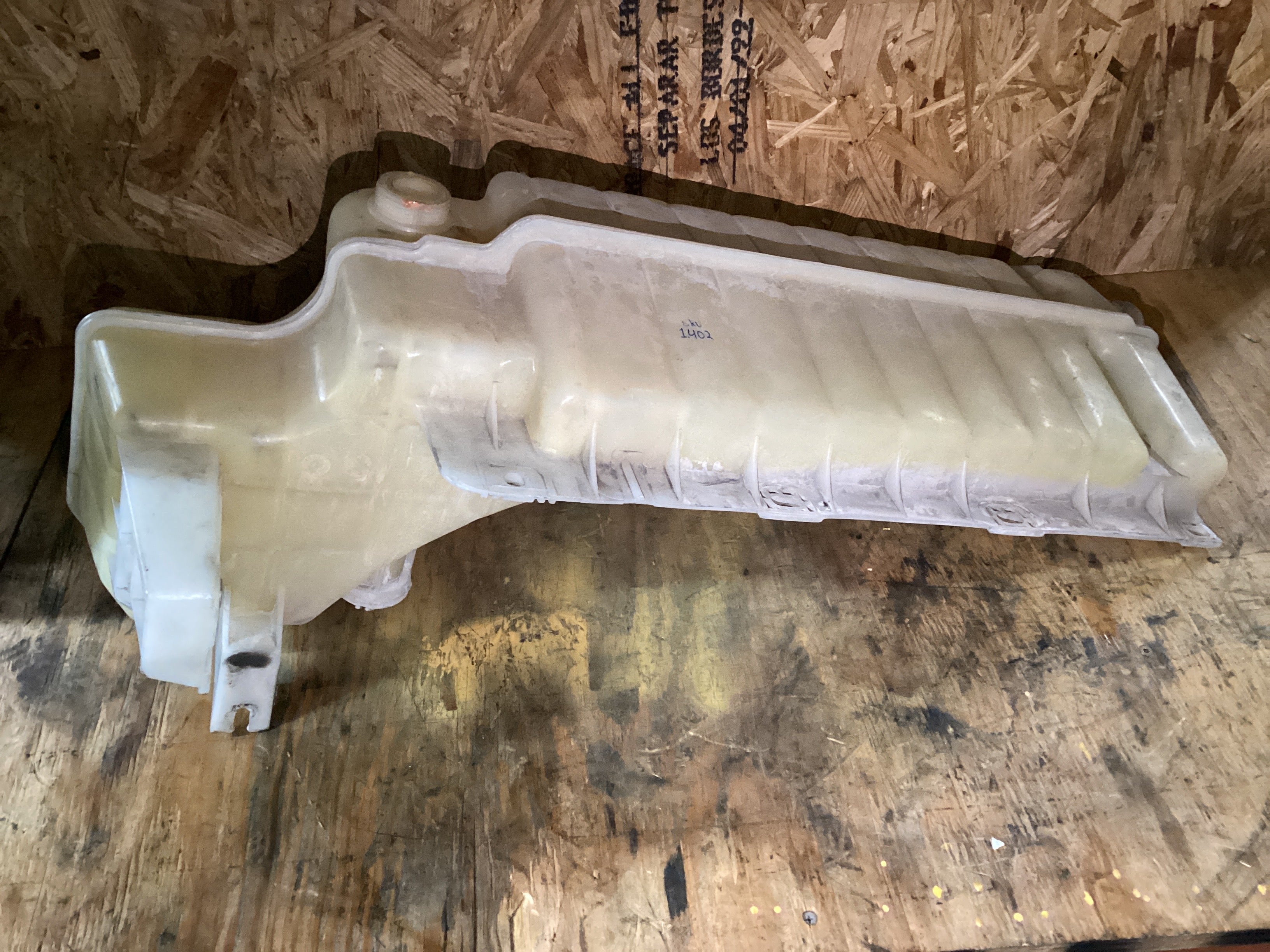 USED | COOLANT RESERVOIR VOLVO VNL | SKU1,402