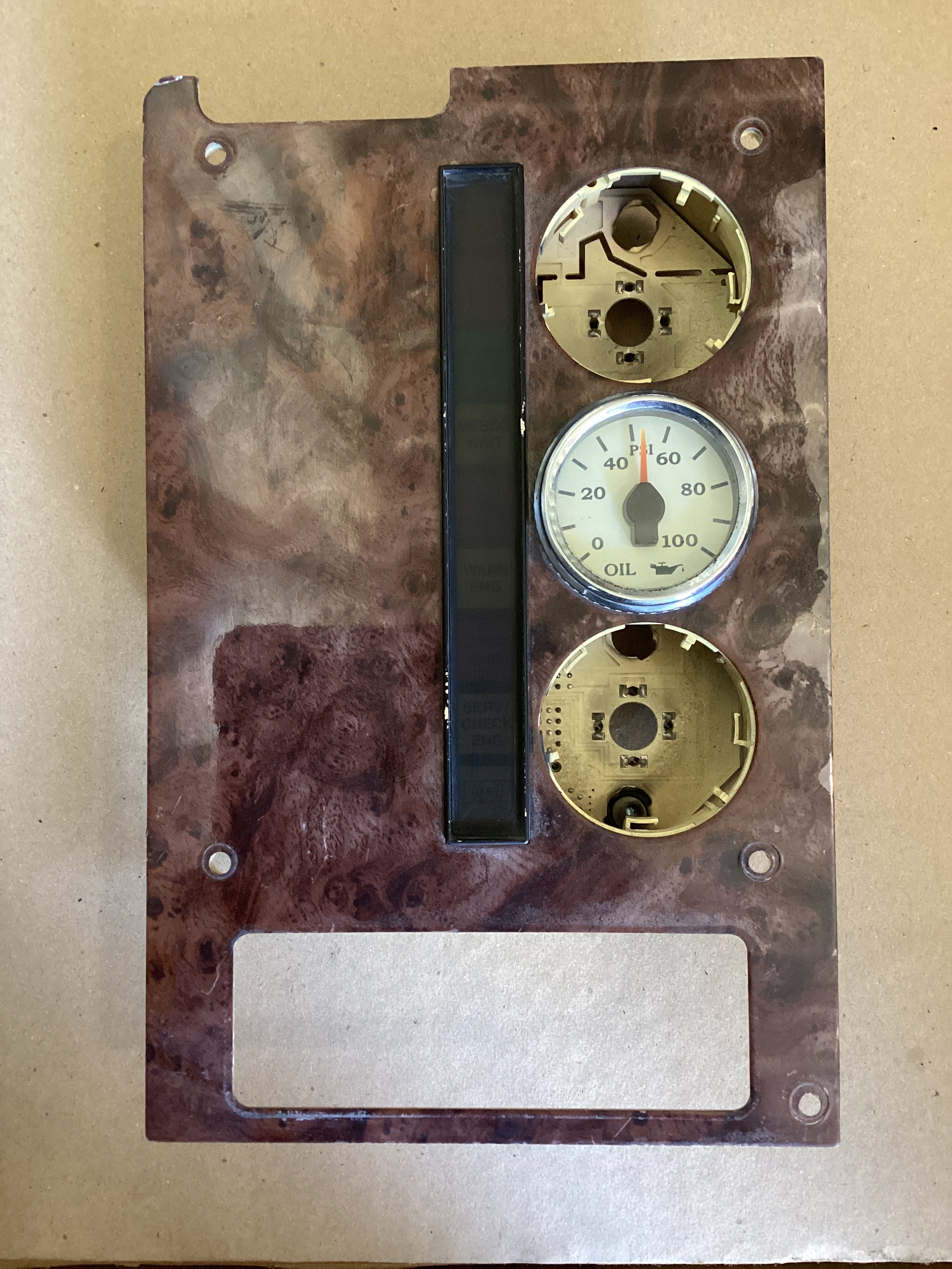 USED | DASHBOARD PANEL OIL PRESSURE GAUGE WITH HOUSING INTERNATIONAL | SKU1,590