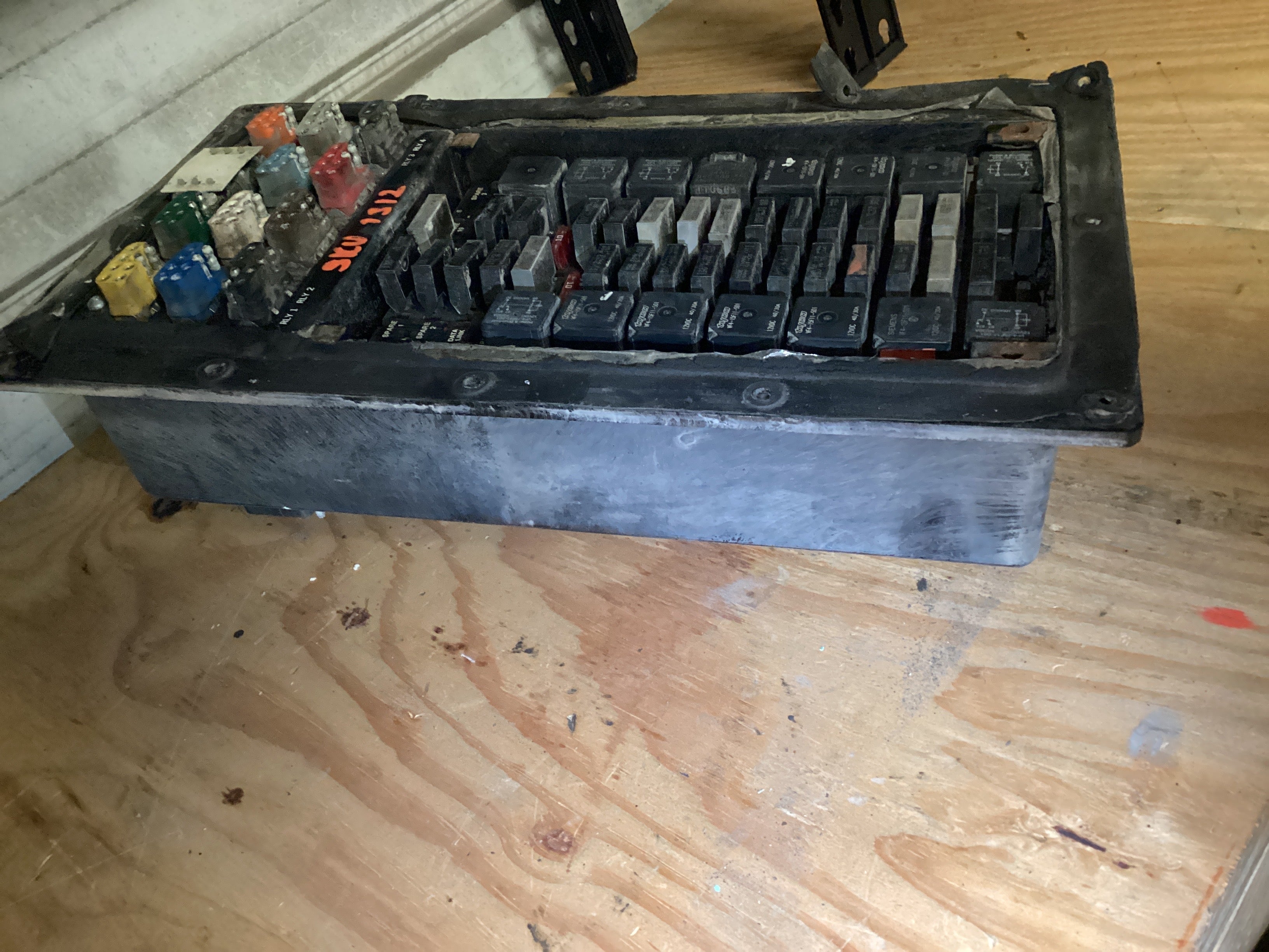 USED | FUSE PANEL BOX ASSEMBLY KENWORTH T600 | SKU1,312