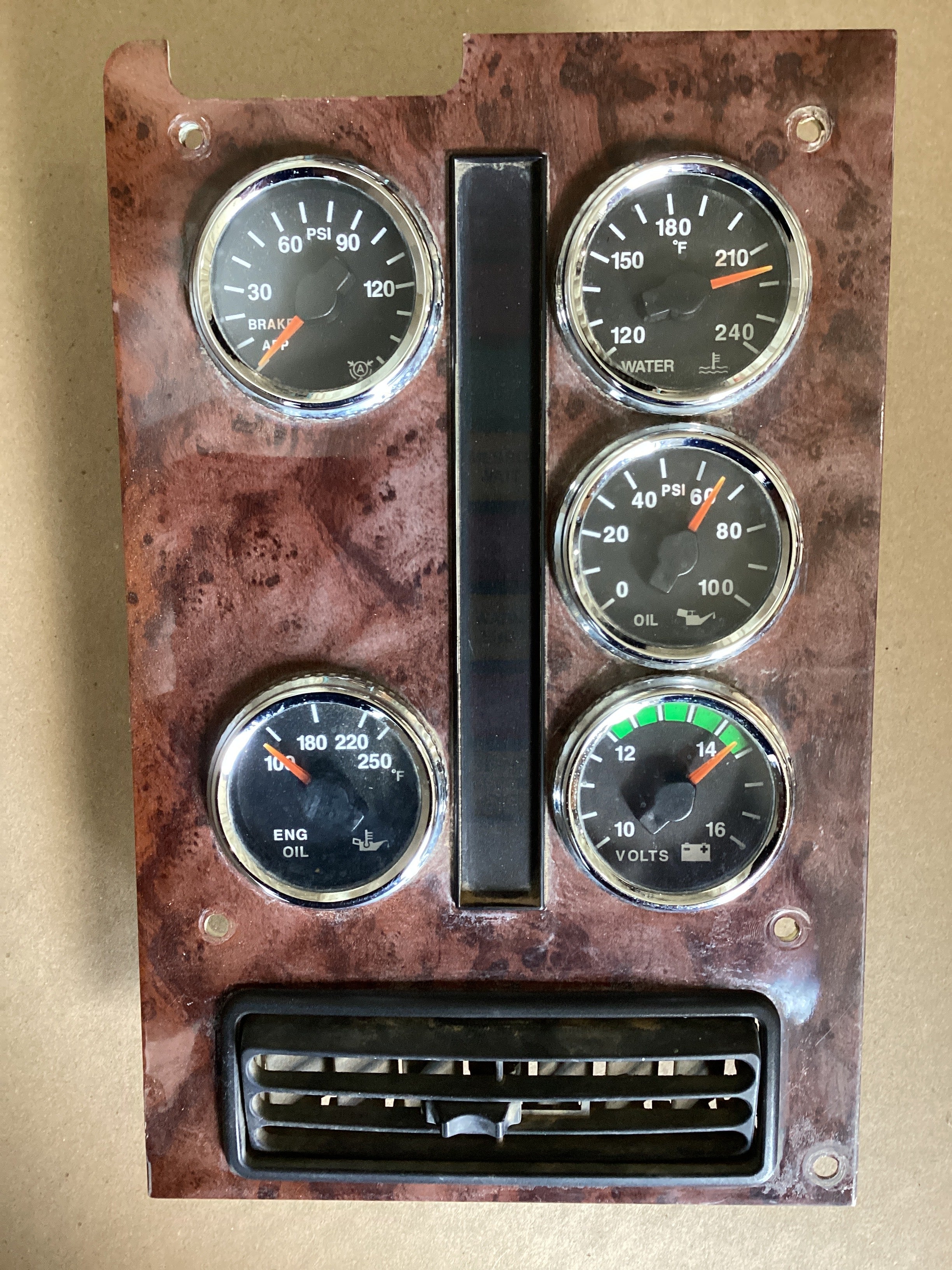 USED | DASHBOARD PANEL BRAKE APP PSI / ENGINE OIL TEMPERATURE / WATER TEMPERATURE / OIL PRESSURE PSI AND VOLTS VOLTMETER GAUGE ASSEMBLY INTERNATIONAL | SKU1,581