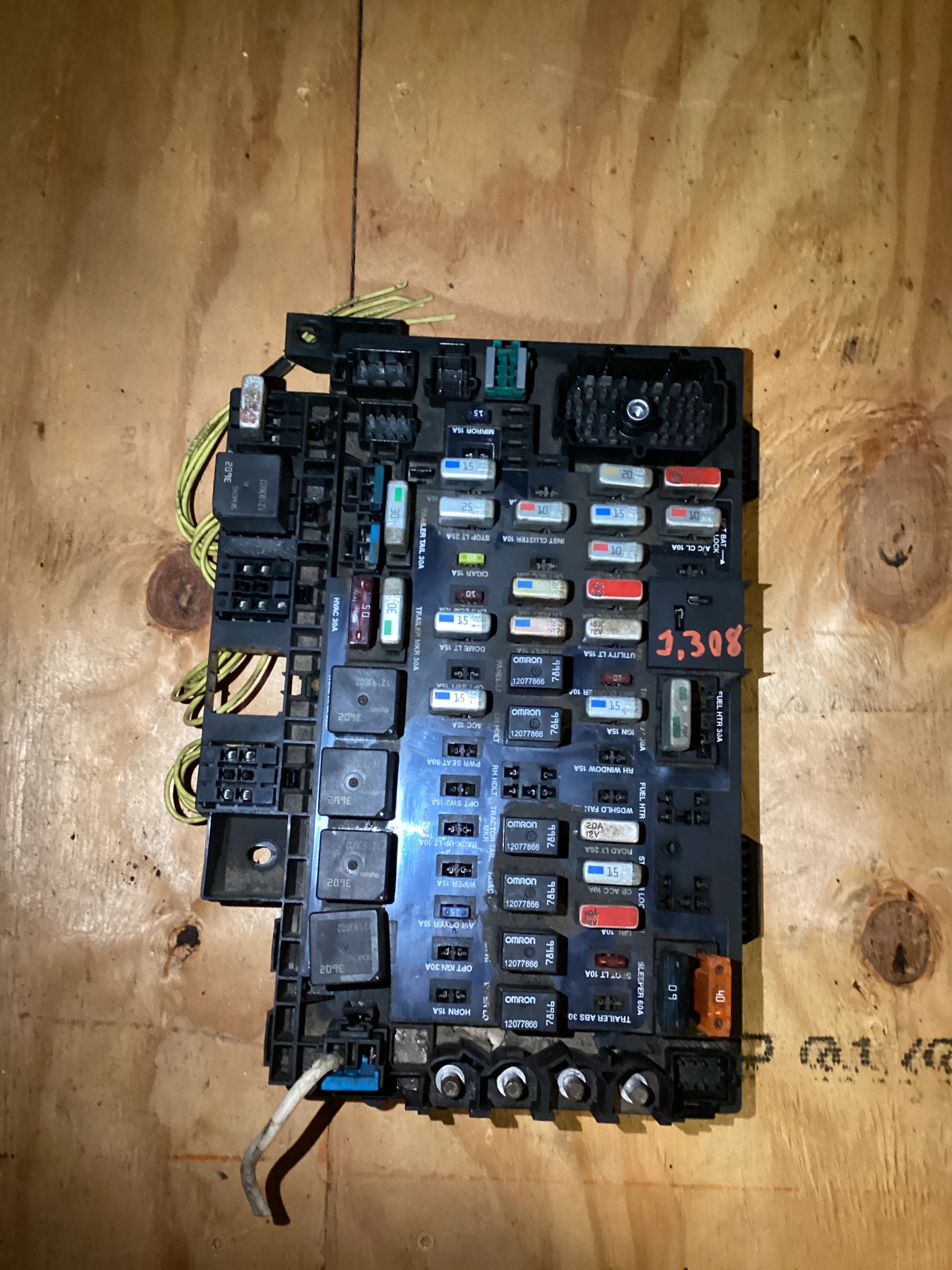 USED | POWER DISTRIBUTION FUSE BOX ASSEMBLY FREIGHTLINER COLUMBIA | SKU1,308