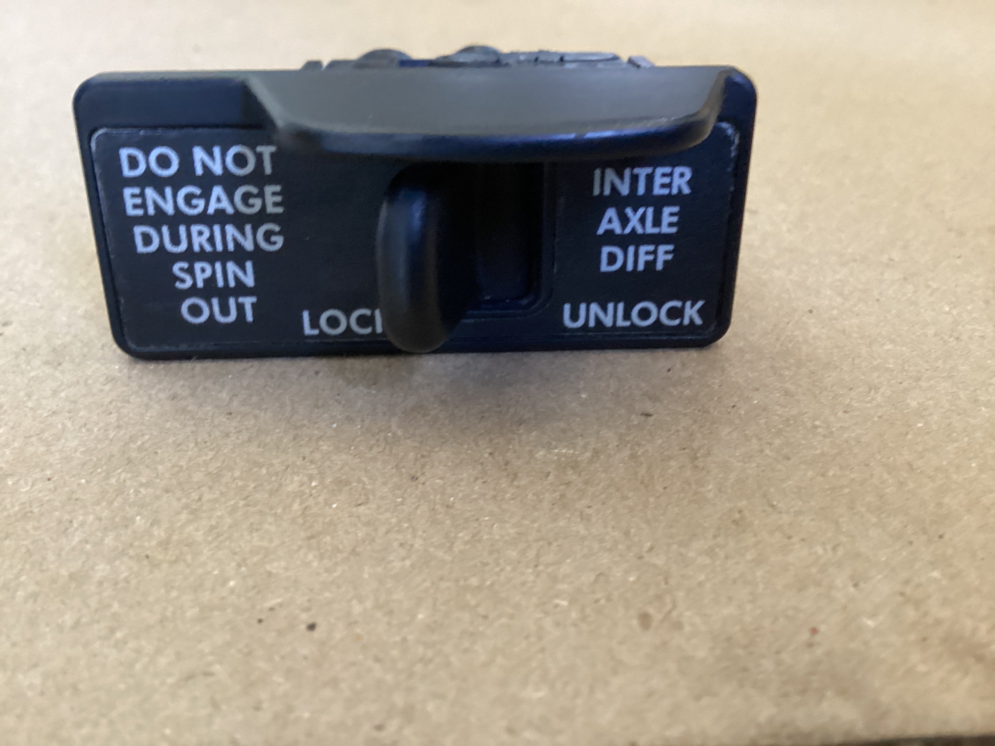 USED | DASHBOARD INTER AXLE DIFFERENTIAL LOCK/UNLOCK SWITCH FREIGHTLINER CASCADIA | SKU1,530