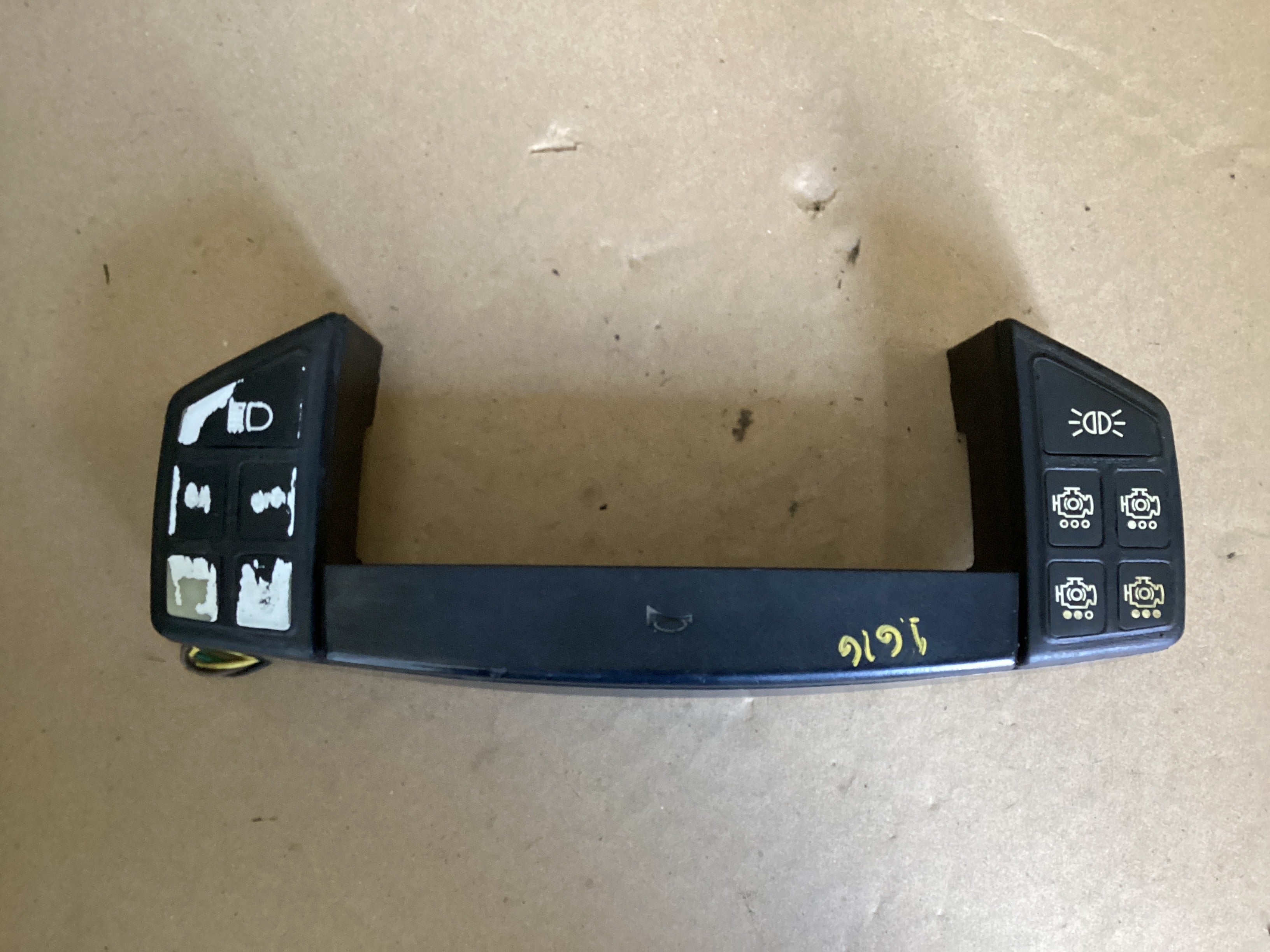 USED | STEERING WHEEL MAIN CONTROL CITY HORN AND LIGHT SWITCH KENWORTH | SKU1,616
