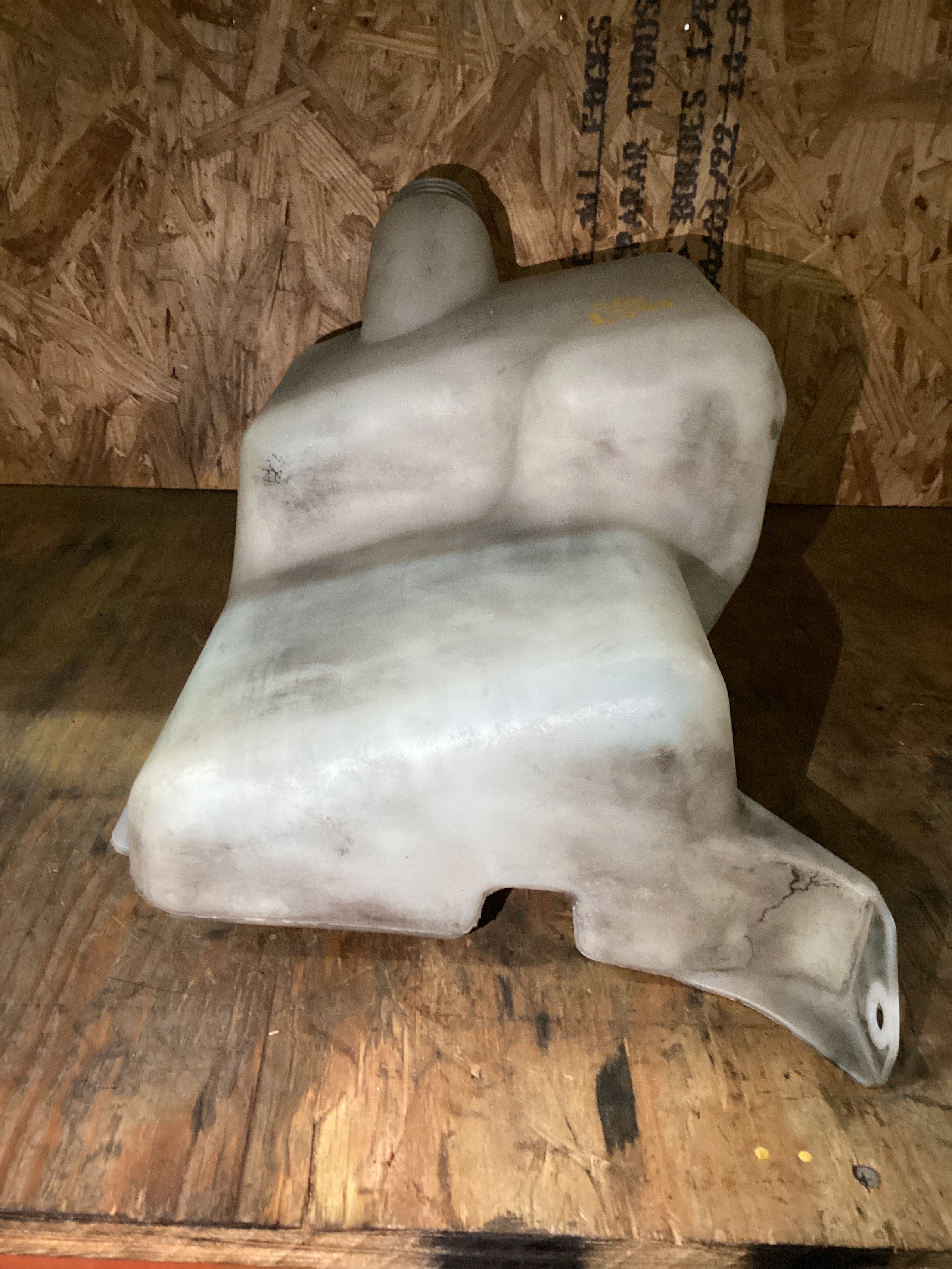USED | WIPER WASHER FLUID RESERVOIR TANK FREIGHTLINER CENTURY & COLUMBIA | SKU1,400