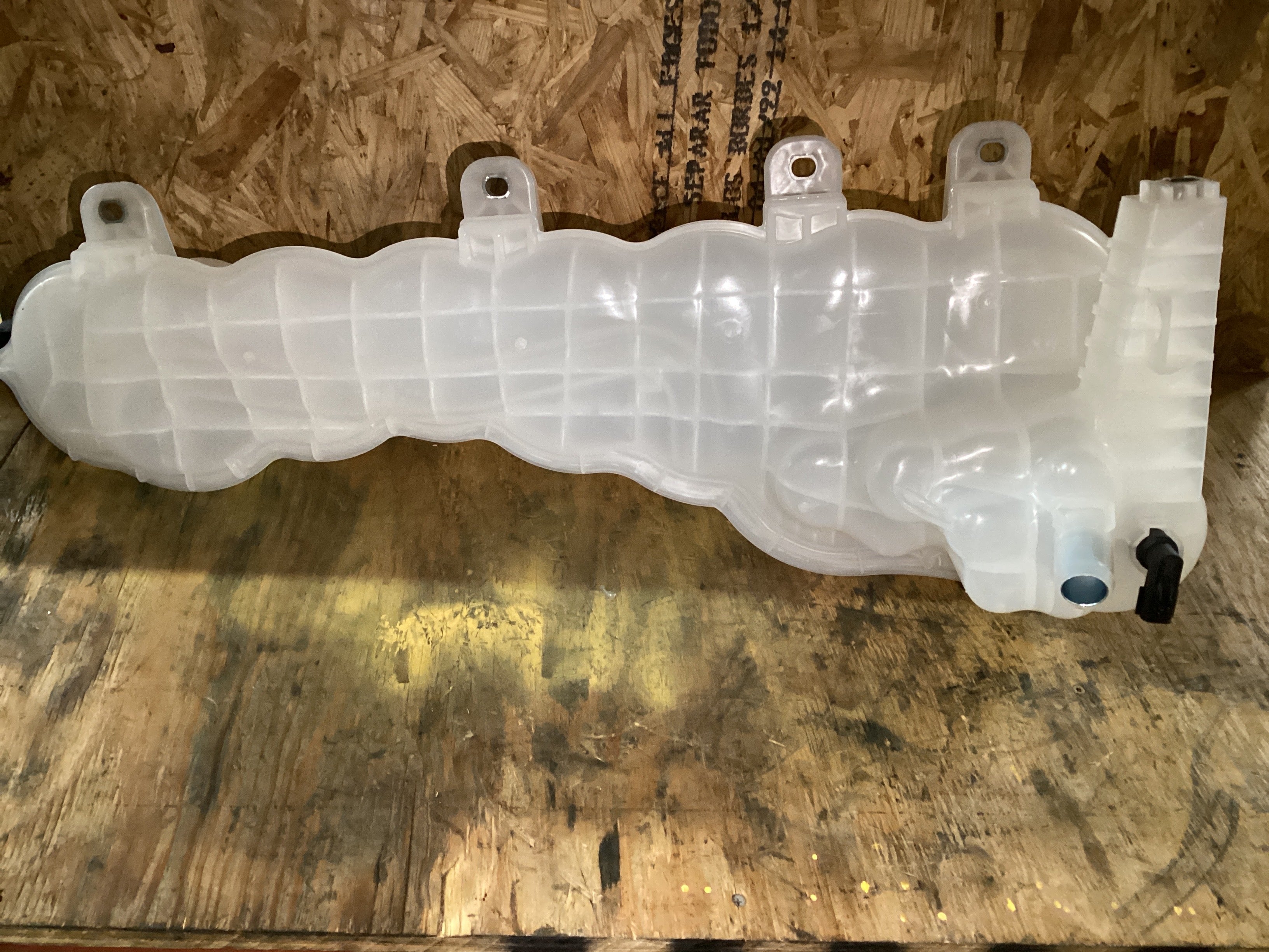 NEW | COOLANT RESERVOIR TANK  CASCADIA NEW 2020 UP | SKU1,397
