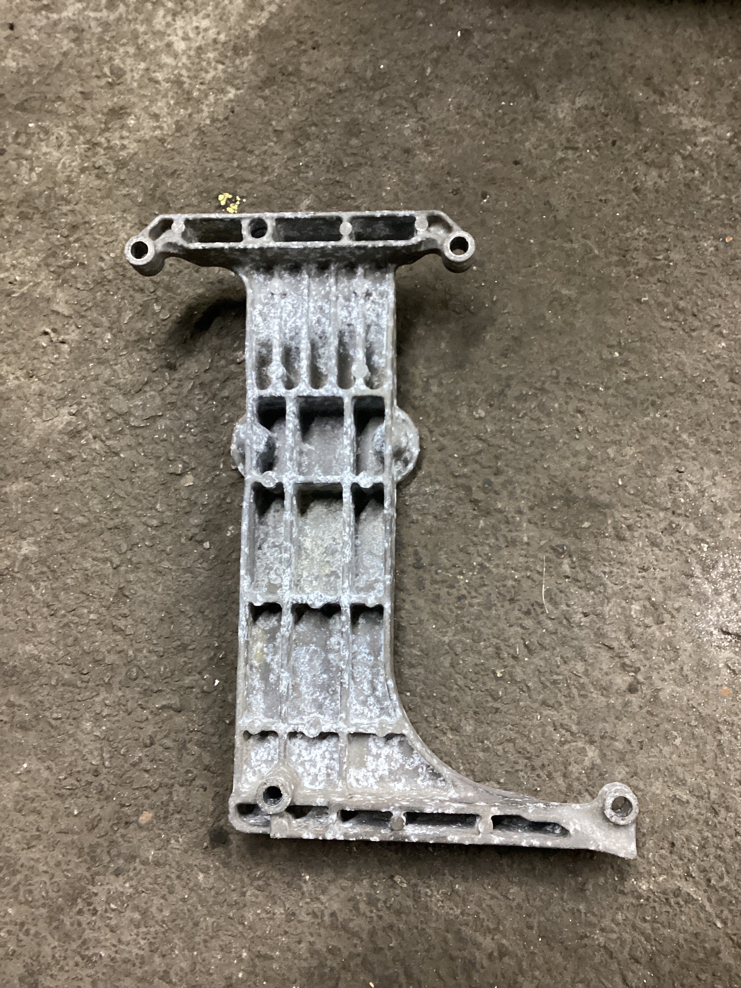 USED | AIR FILTER CYLINDER HEAD COVER MOUNTING BRACKET CASCADIA | SKU1,258