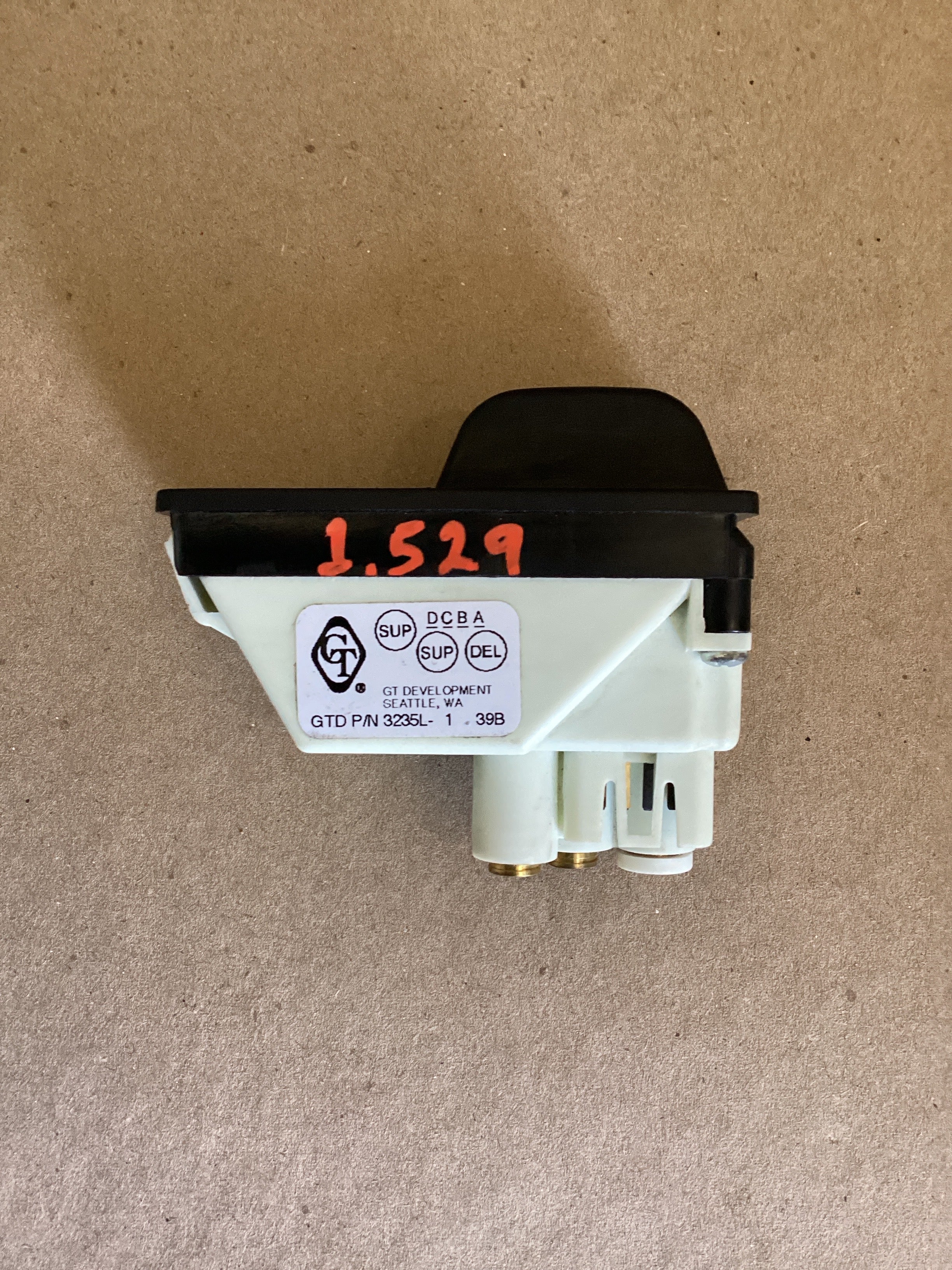 USED | DASHBOARD INTER AXLE DIFFERENTIAL LOCK/UNLOCK SWITCH FREIGHTLINER | SKU1,529