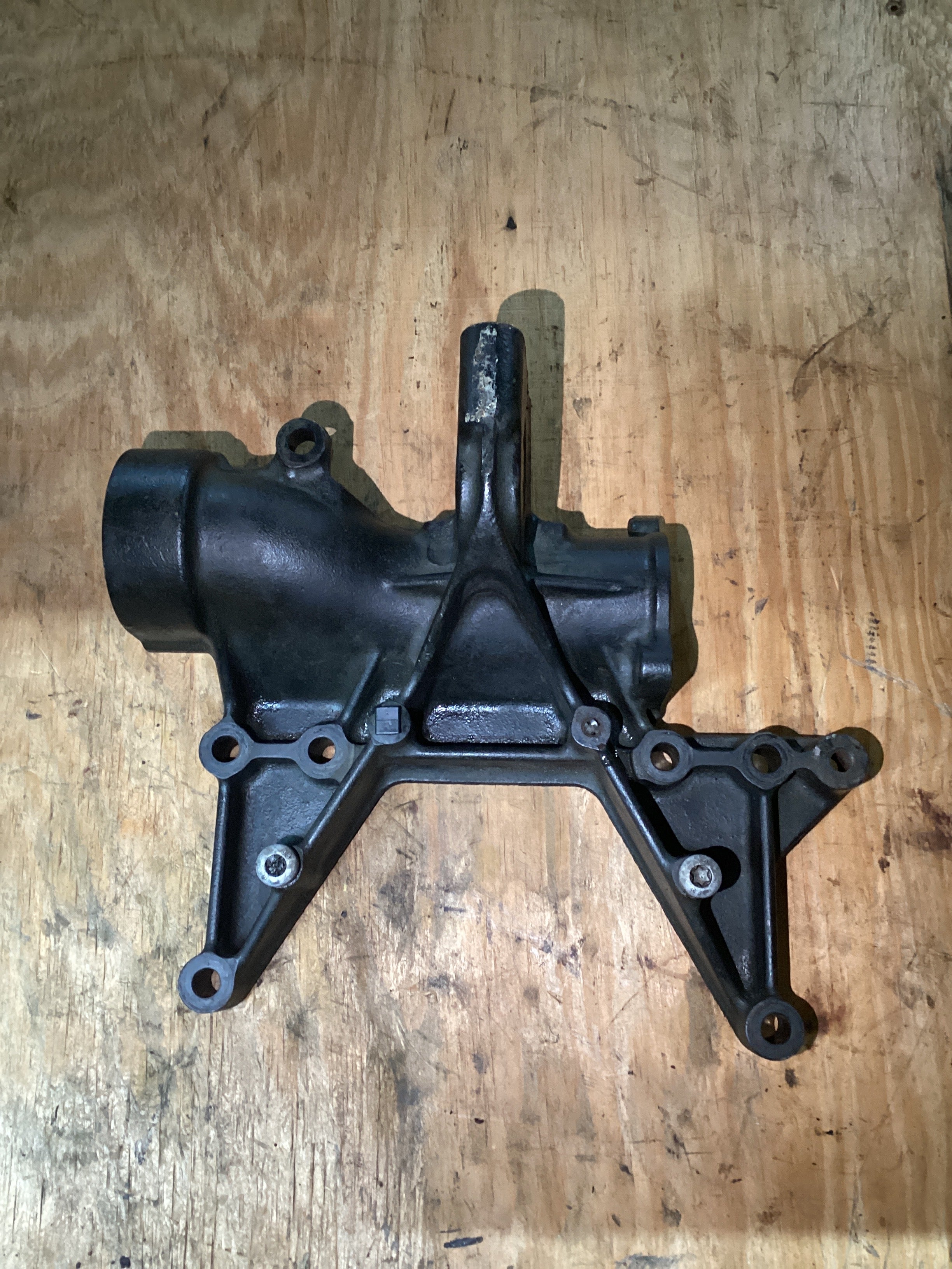 NEW | ENGINE EXHAUST PIPE BRACKET DETROIT DD15 | SKU1,415